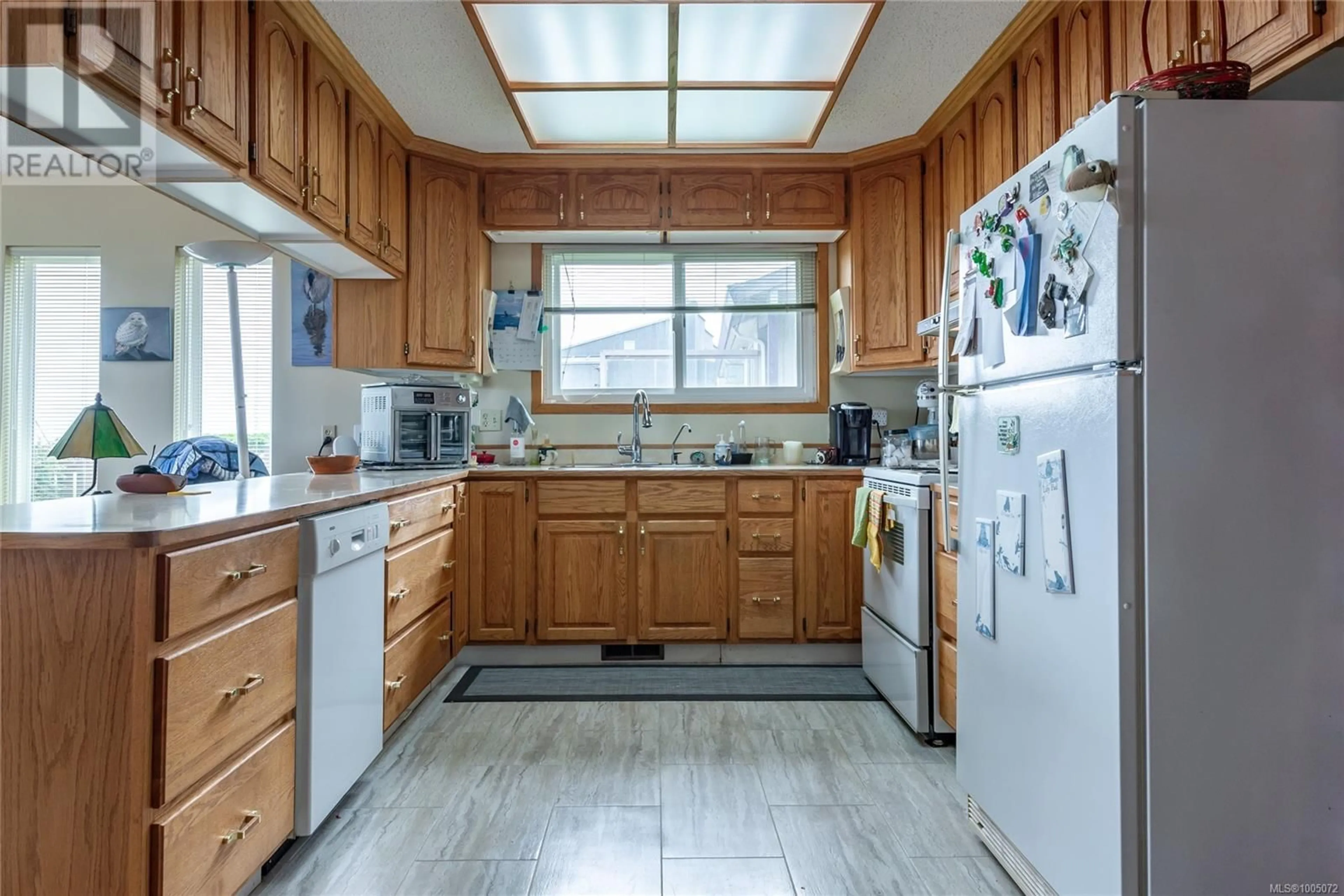 Standard kitchen, unknown for 2471 ISLAND HIGHWAY SOUTH, Campbell River British Columbia V9W1C5