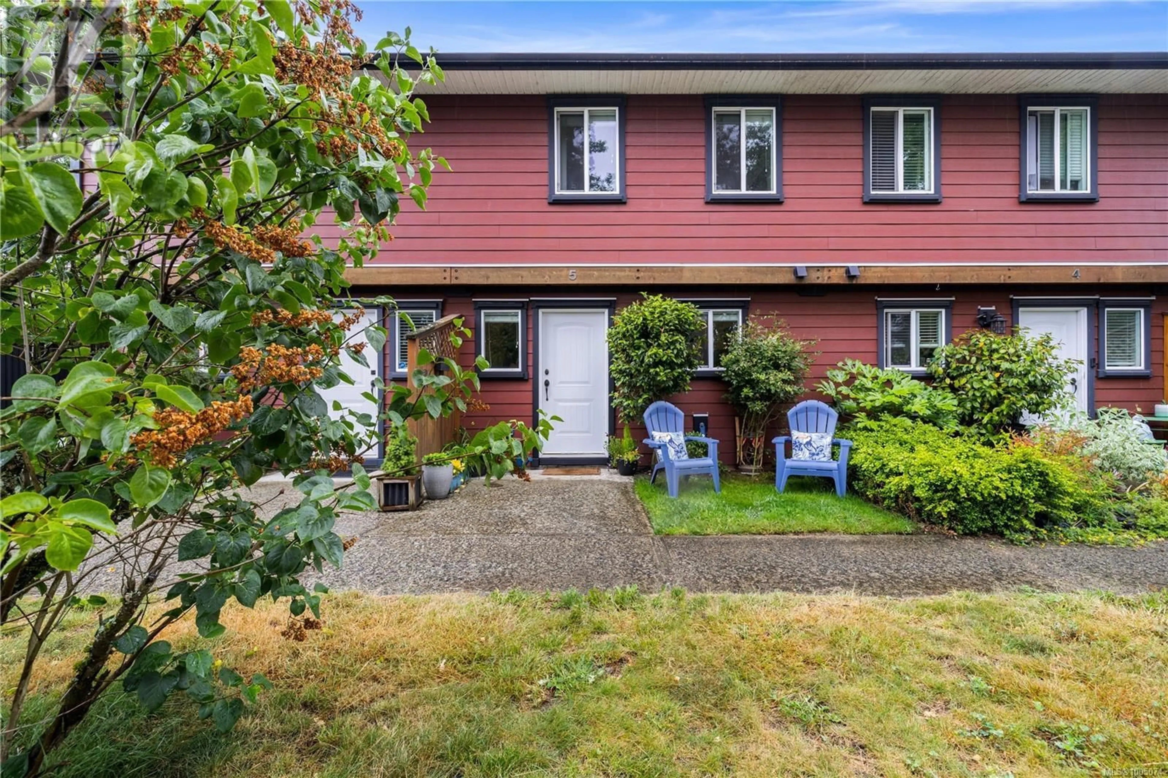 A pic from outside/outdoor area/front of a property/back of a property/a pic from drone, street for 5 - 581 DOGWOOD STREET, Campbell River British Columbia V9W2Y4