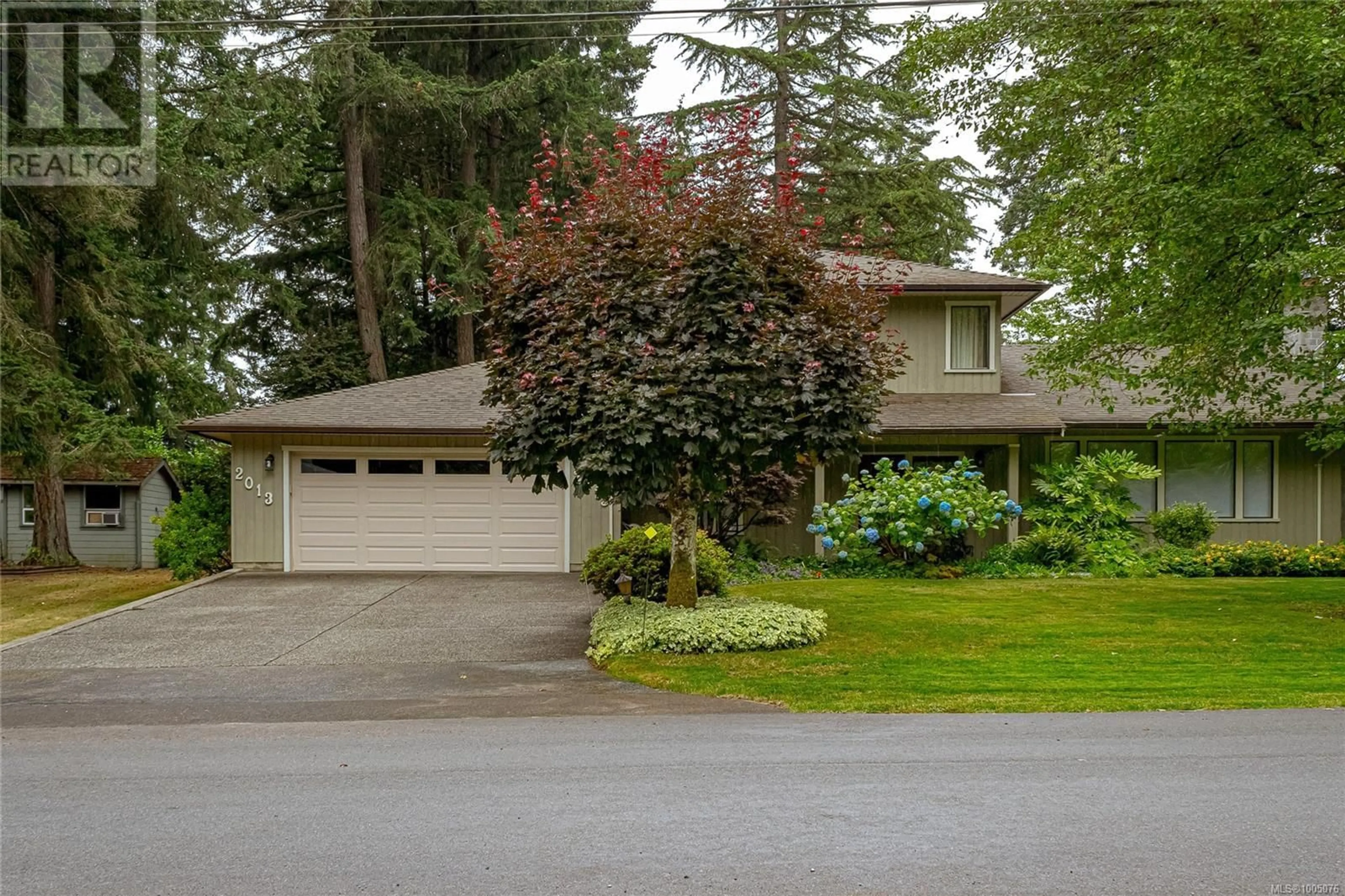 Home with vinyl exterior material, street for 2013 TANLEE CRESCENT, Central Saanich British Columbia V8M1M9