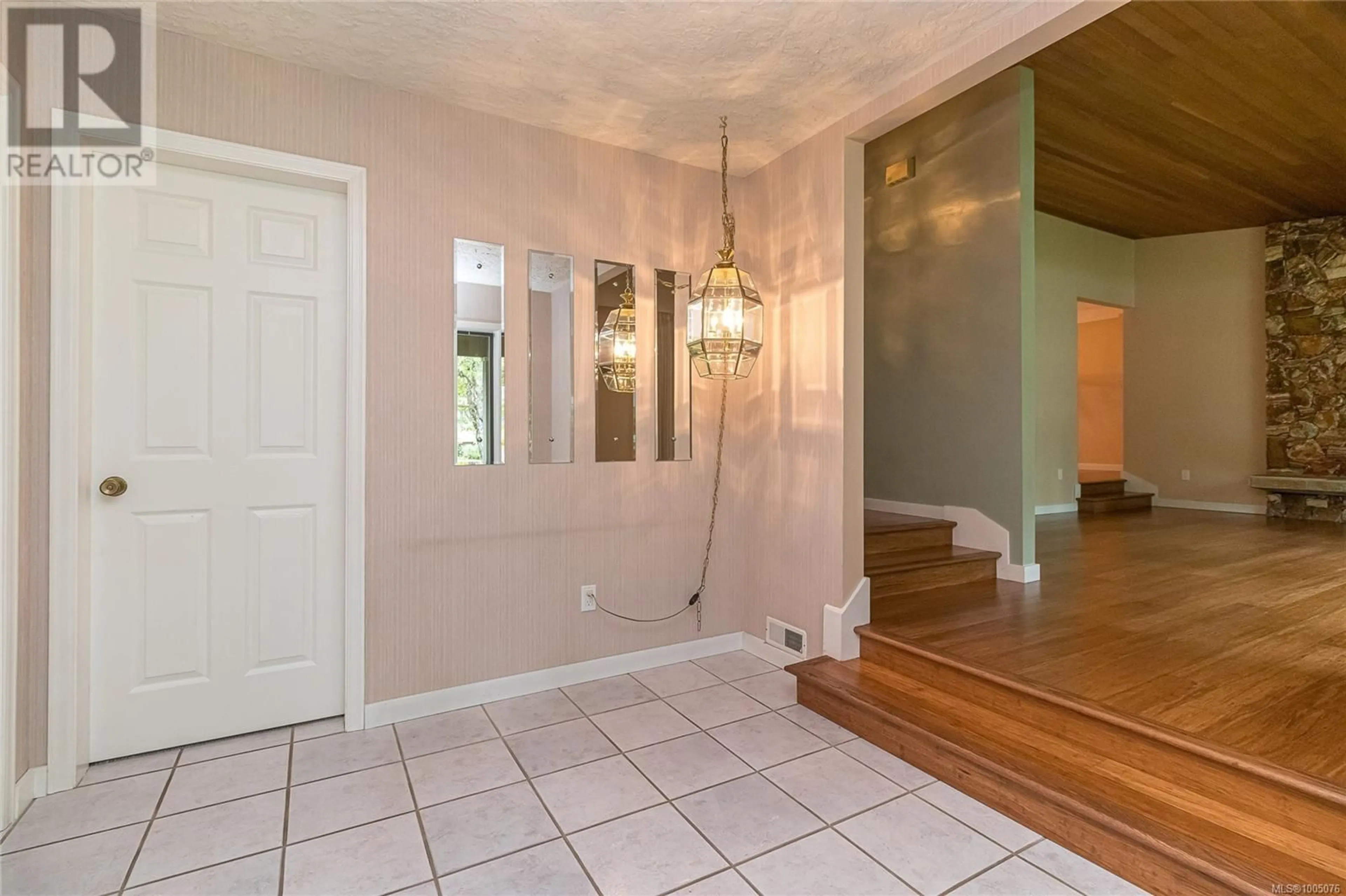 Indoor entryway for 2013 TANLEE CRESCENT, Central Saanich British Columbia V8M1M9