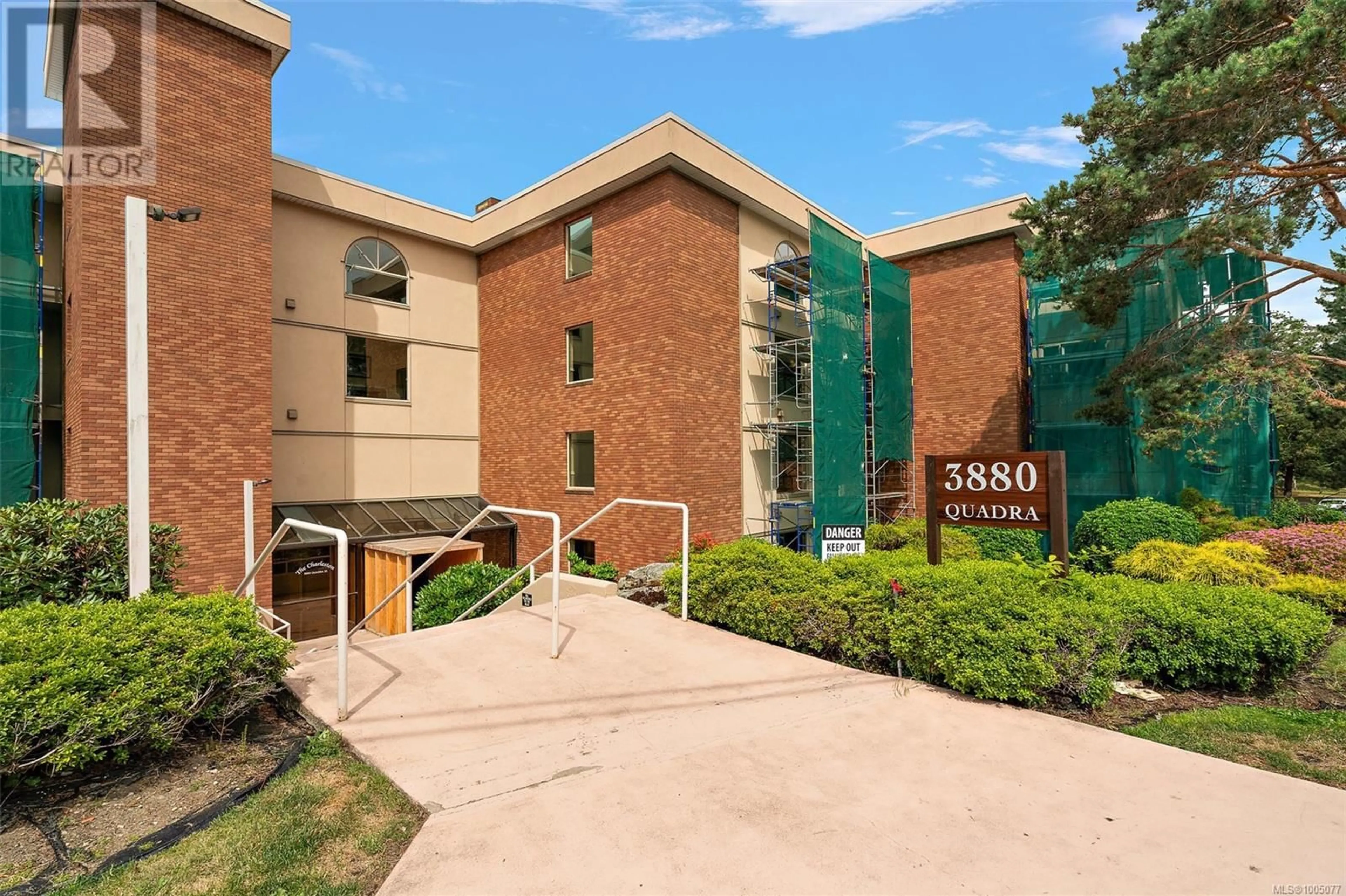 Patio, building for 306 - 3880 QUADRA STREET, Saanich British Columbia V8X1H8