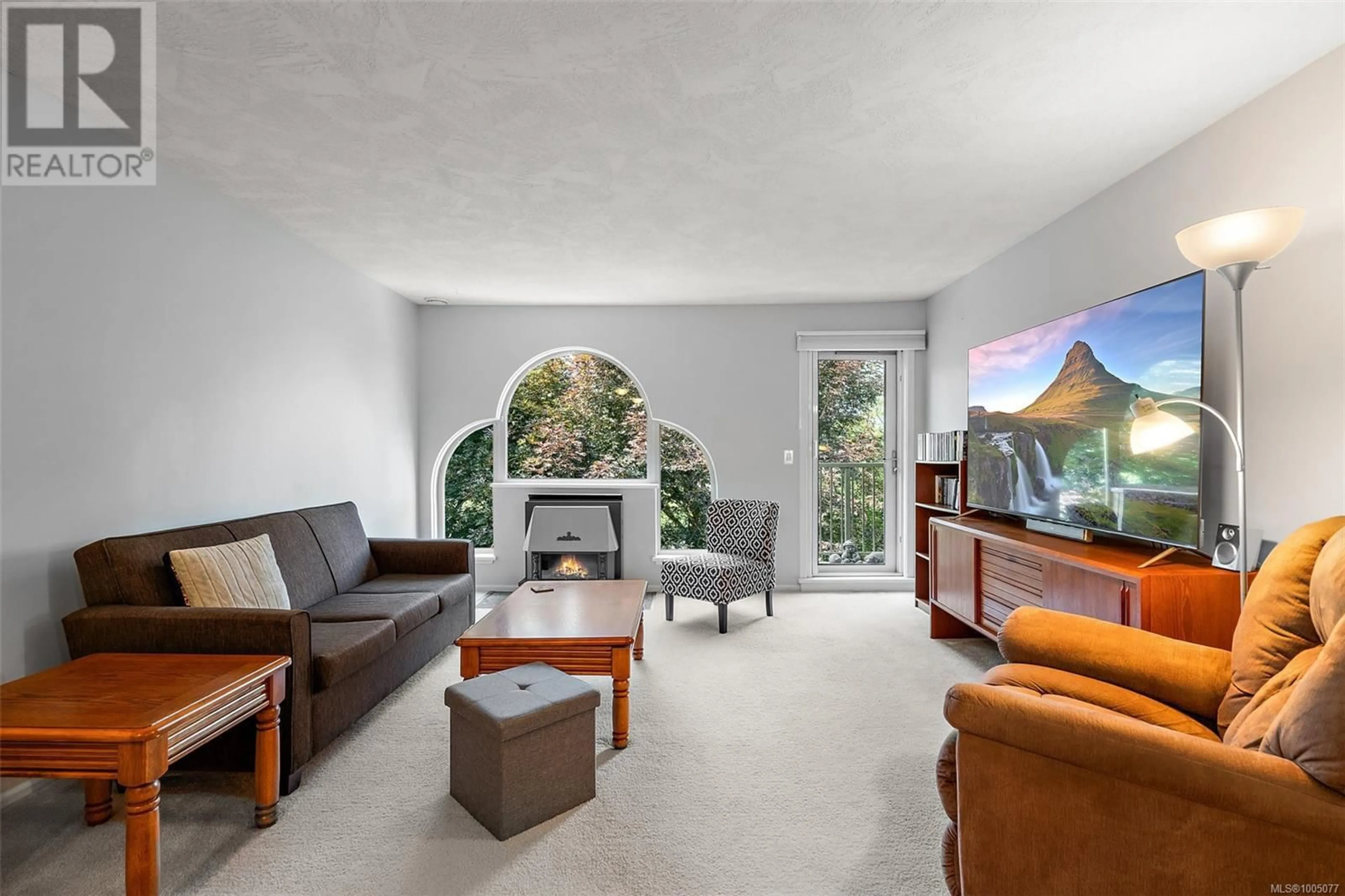 Living room with furniture, unknown for 306 - 3880 QUADRA STREET, Saanich British Columbia V8X1H8