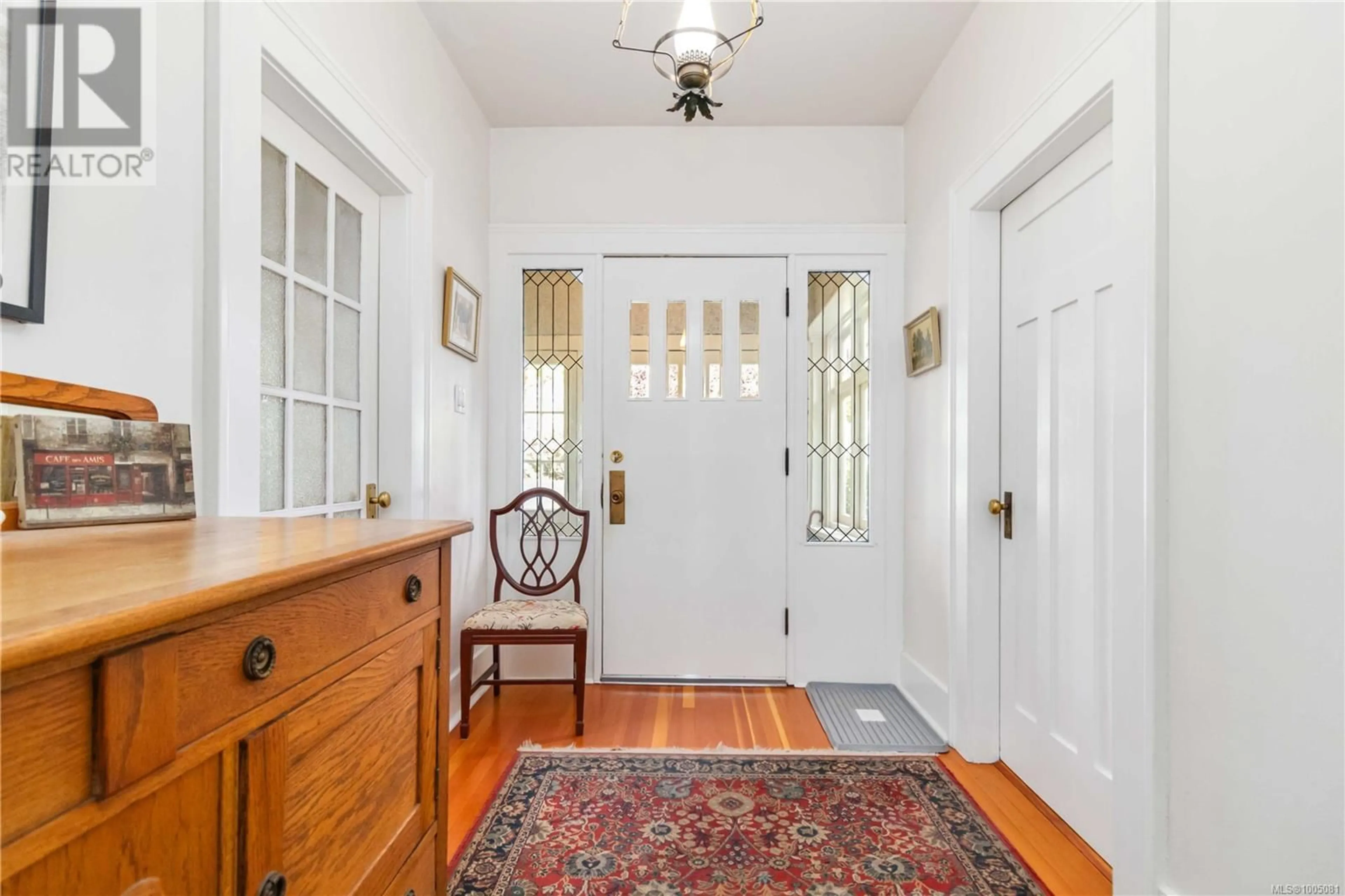Indoor entryway for 1579 HAMPSHIRE ROAD, Oak Bay British Columbia V8R5T4