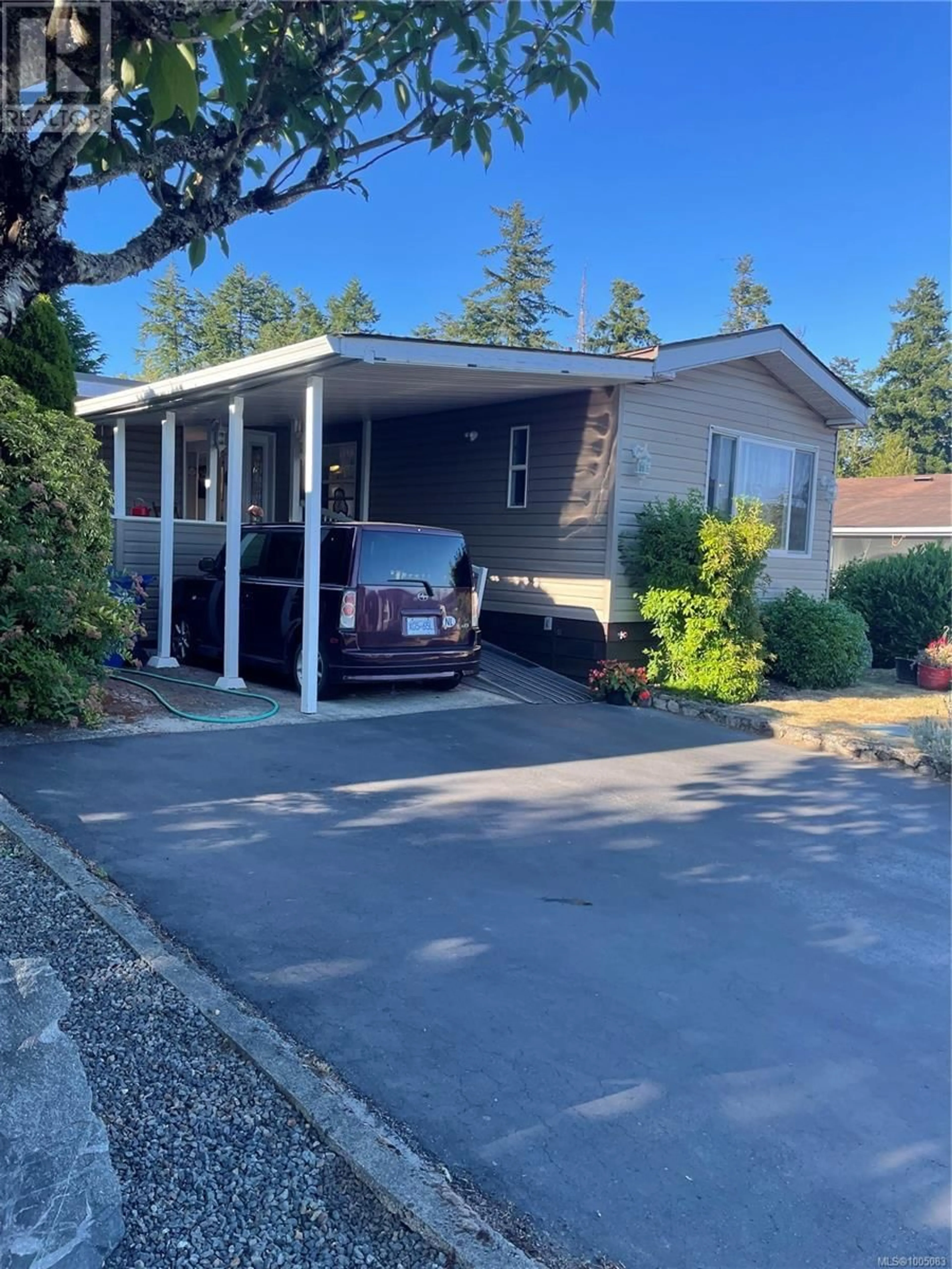 Home with vinyl exterior material, street for 15 - 7701 CENTRAL SAANICH ROAD, Central Saanich British Columbia V8M1X3