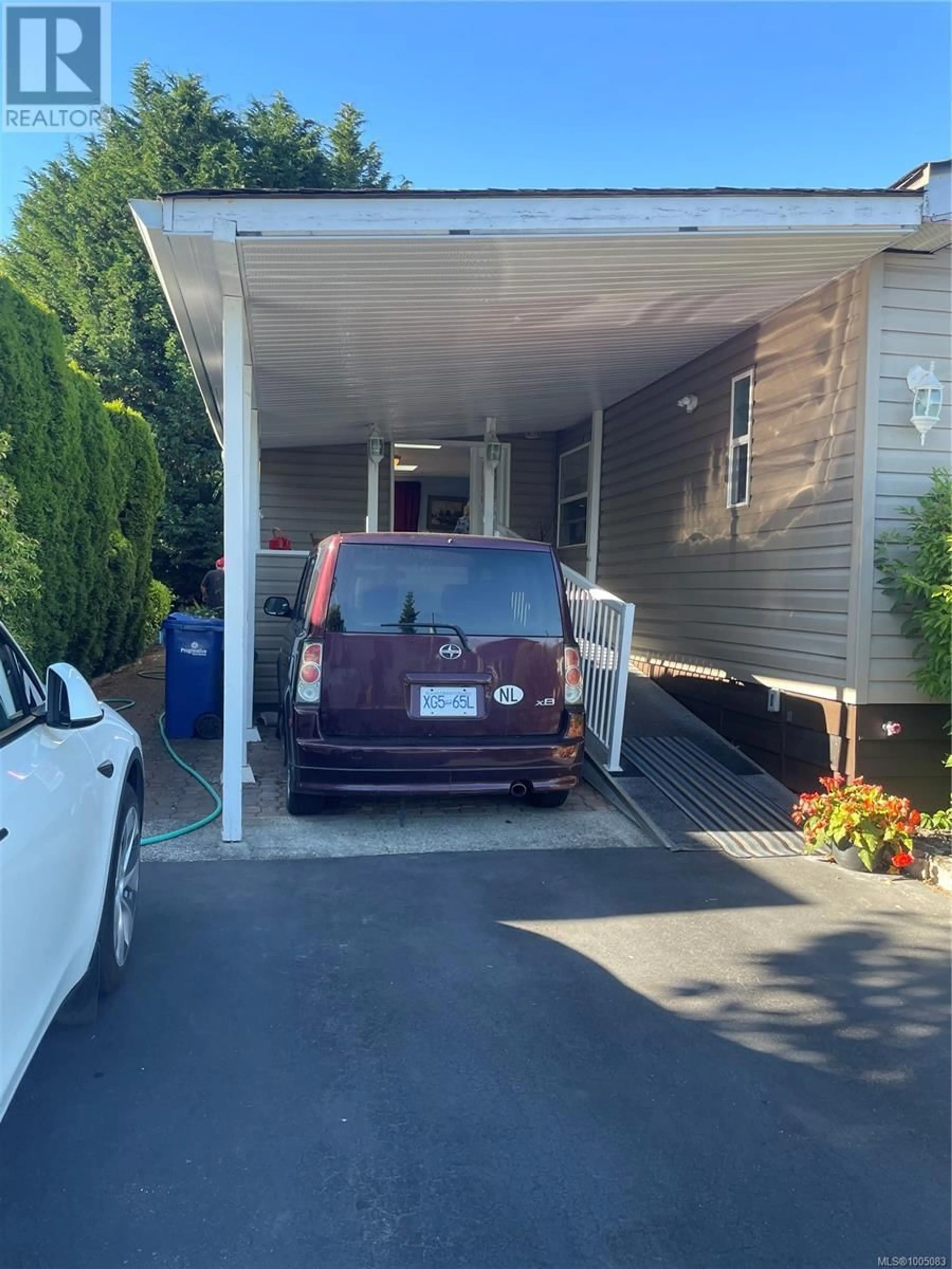 Indoor garage for 15 - 7701 CENTRAL SAANICH ROAD, Central Saanich British Columbia V8M1X3