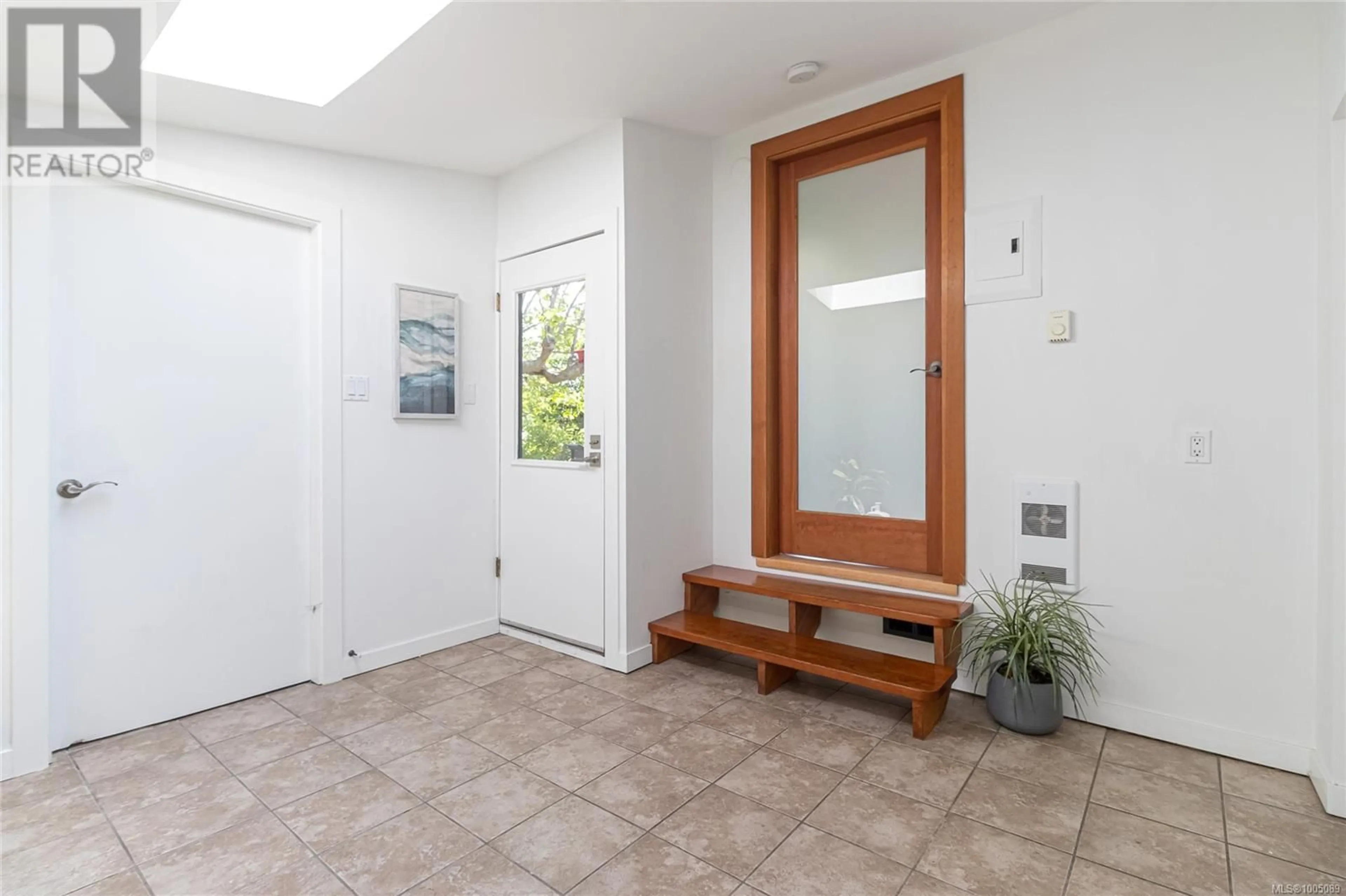 Indoor entryway for 3515 CARDIFF PLACE, Oak Bay British Columbia V8P4Z2