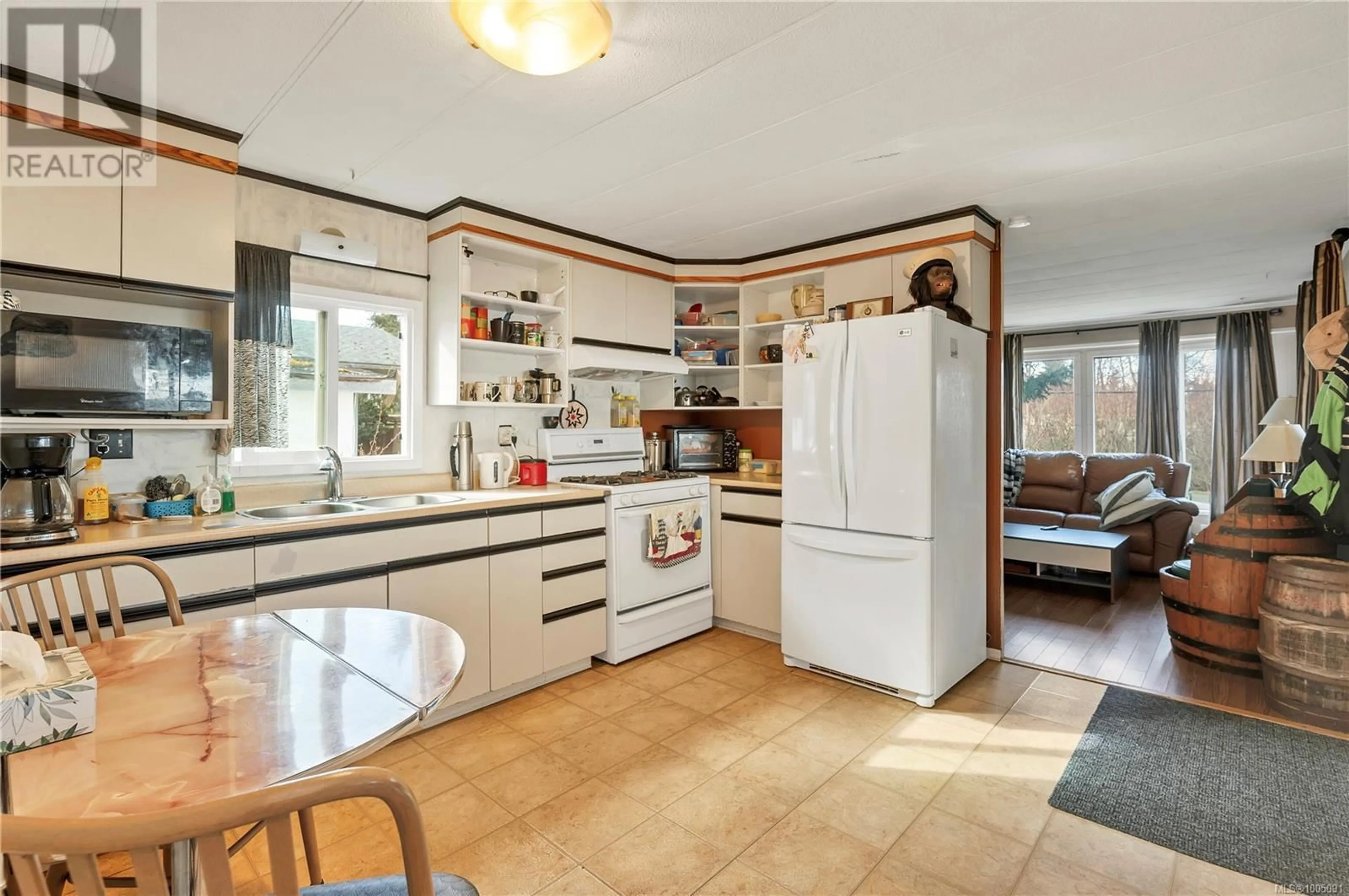 Standard kitchen, ceramic/tile floor for 79 LYNNWOOD ROAD, Campbell River British Columbia V9H1G9