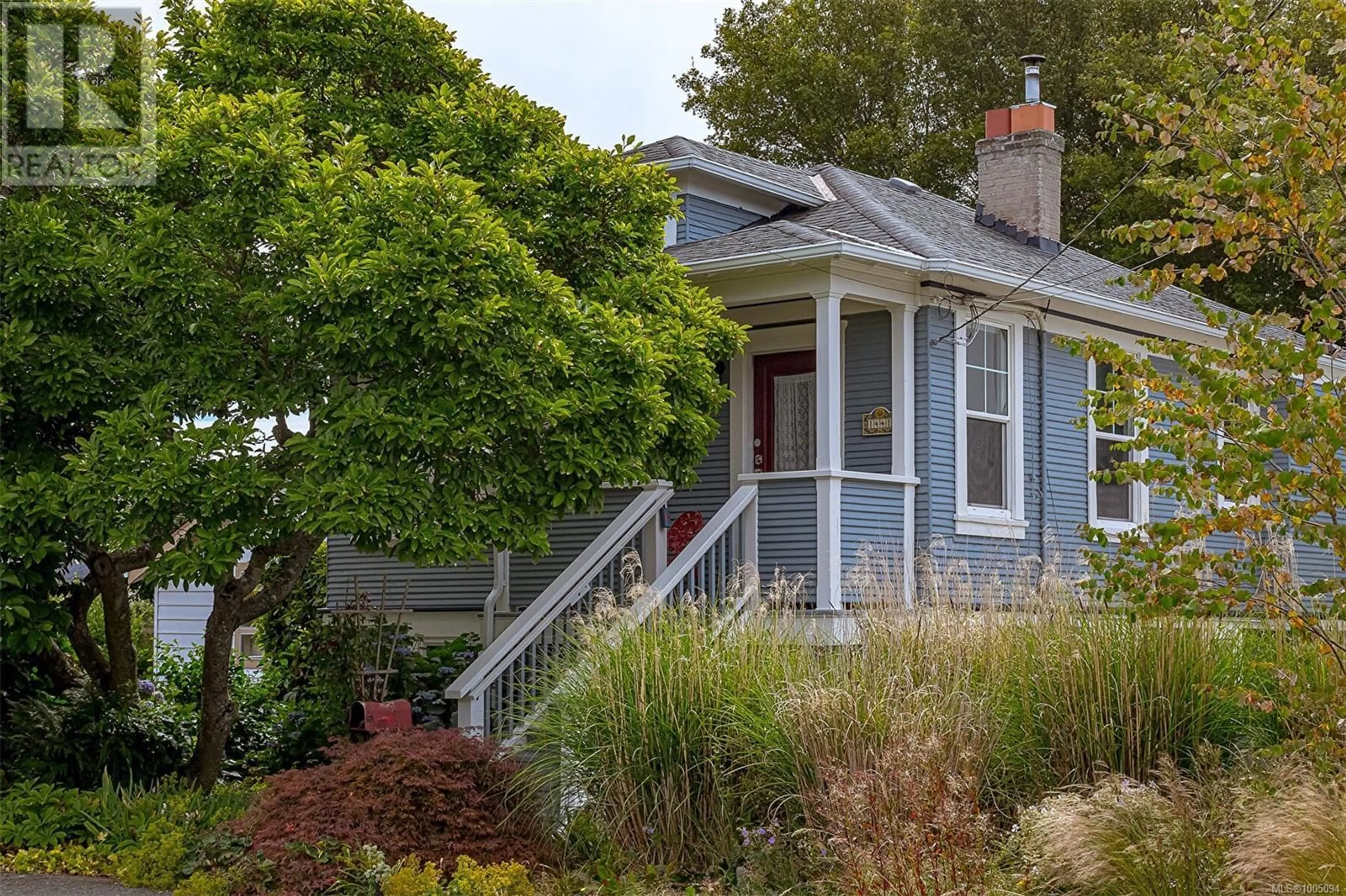 Home with vinyl exterior material, street for 1441 EDGEWARE ROAD, Victoria British Columbia V8T2J4