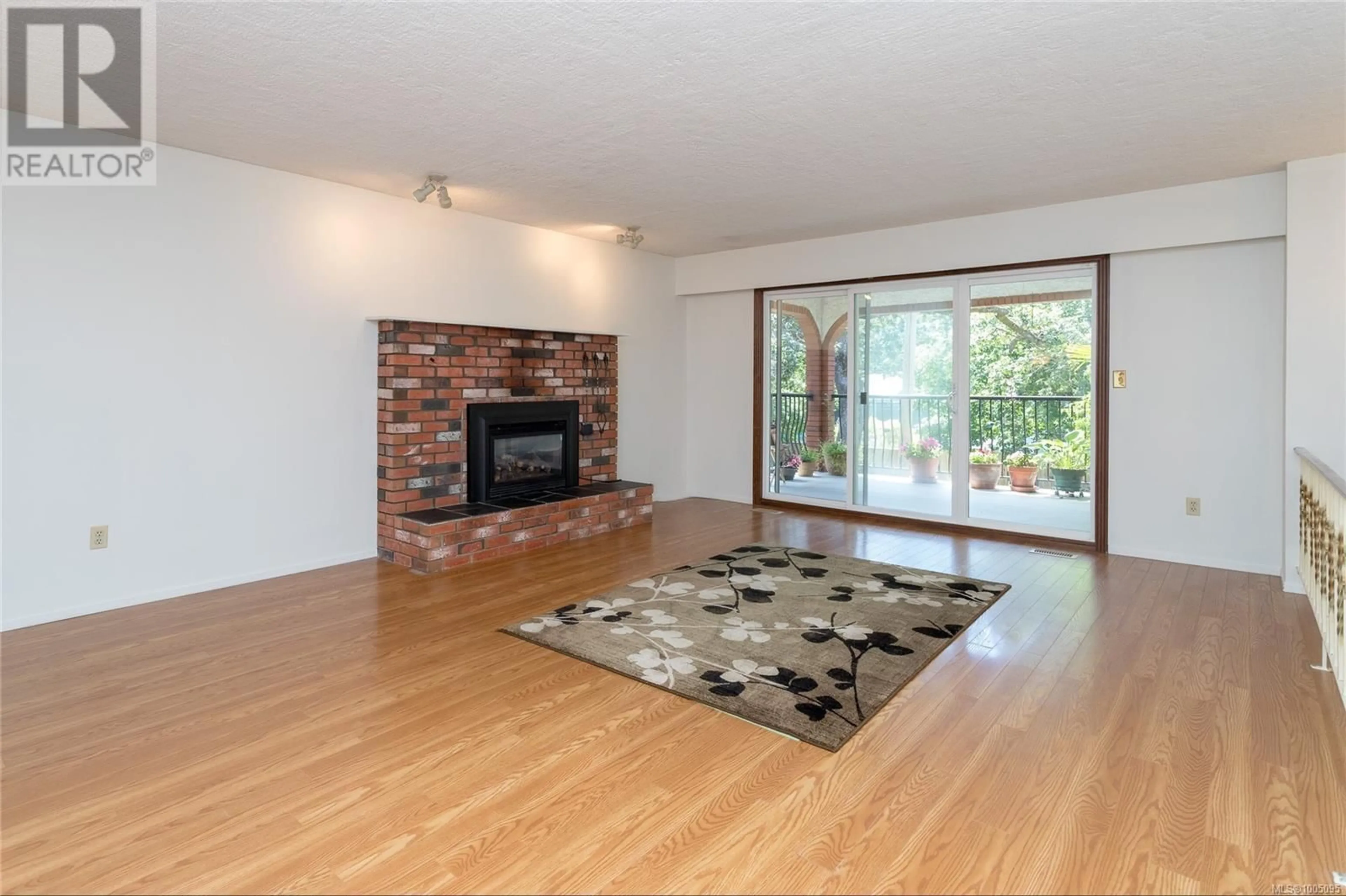 Living room with furniture, wood/laminate floor for 939 REDFERN STREET, Victoria British Columbia V8S4E7