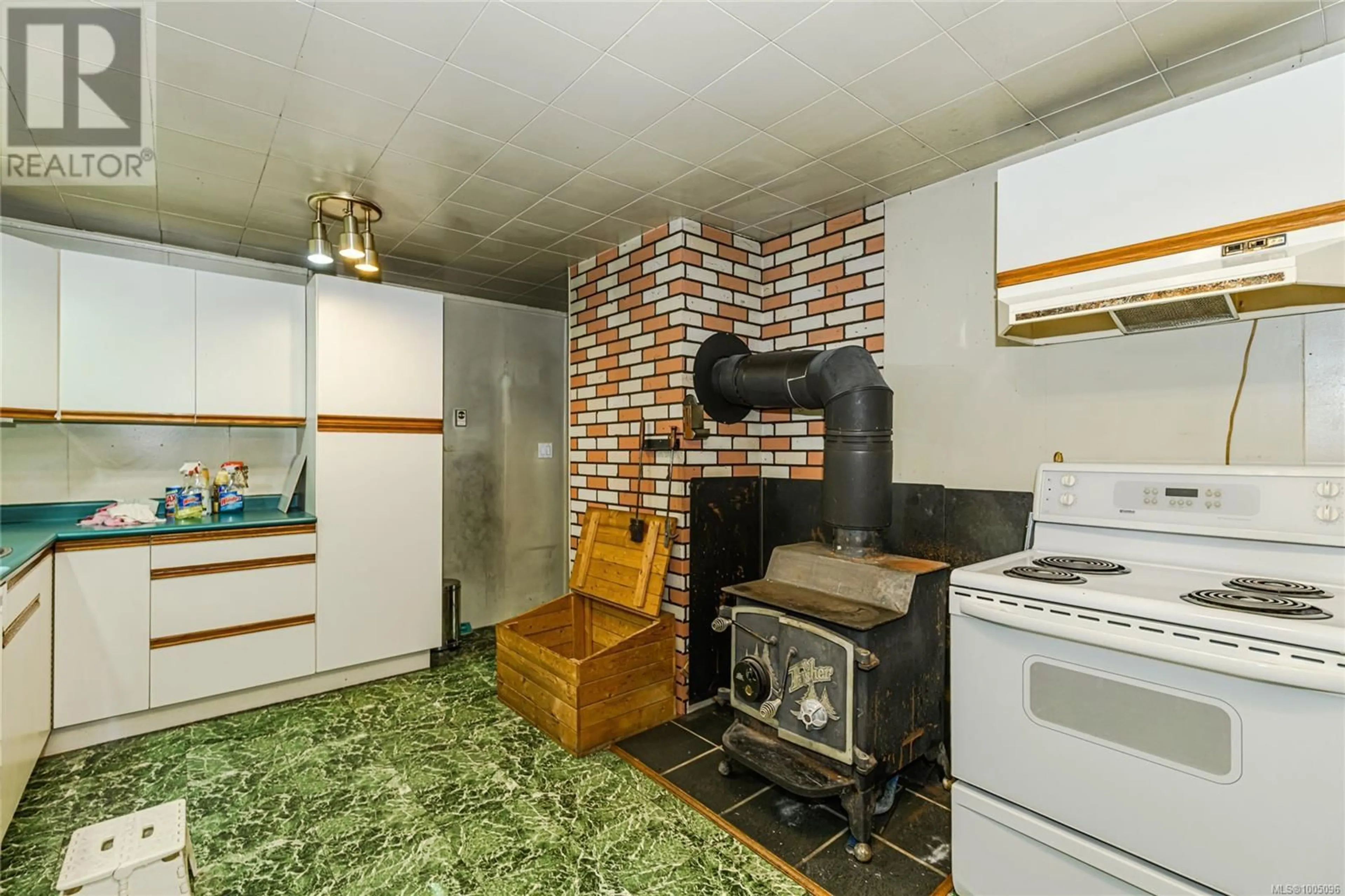 Standard kitchen, unknown for 535 RAINBOW ROAD, Salt Spring British Columbia V8K2M6