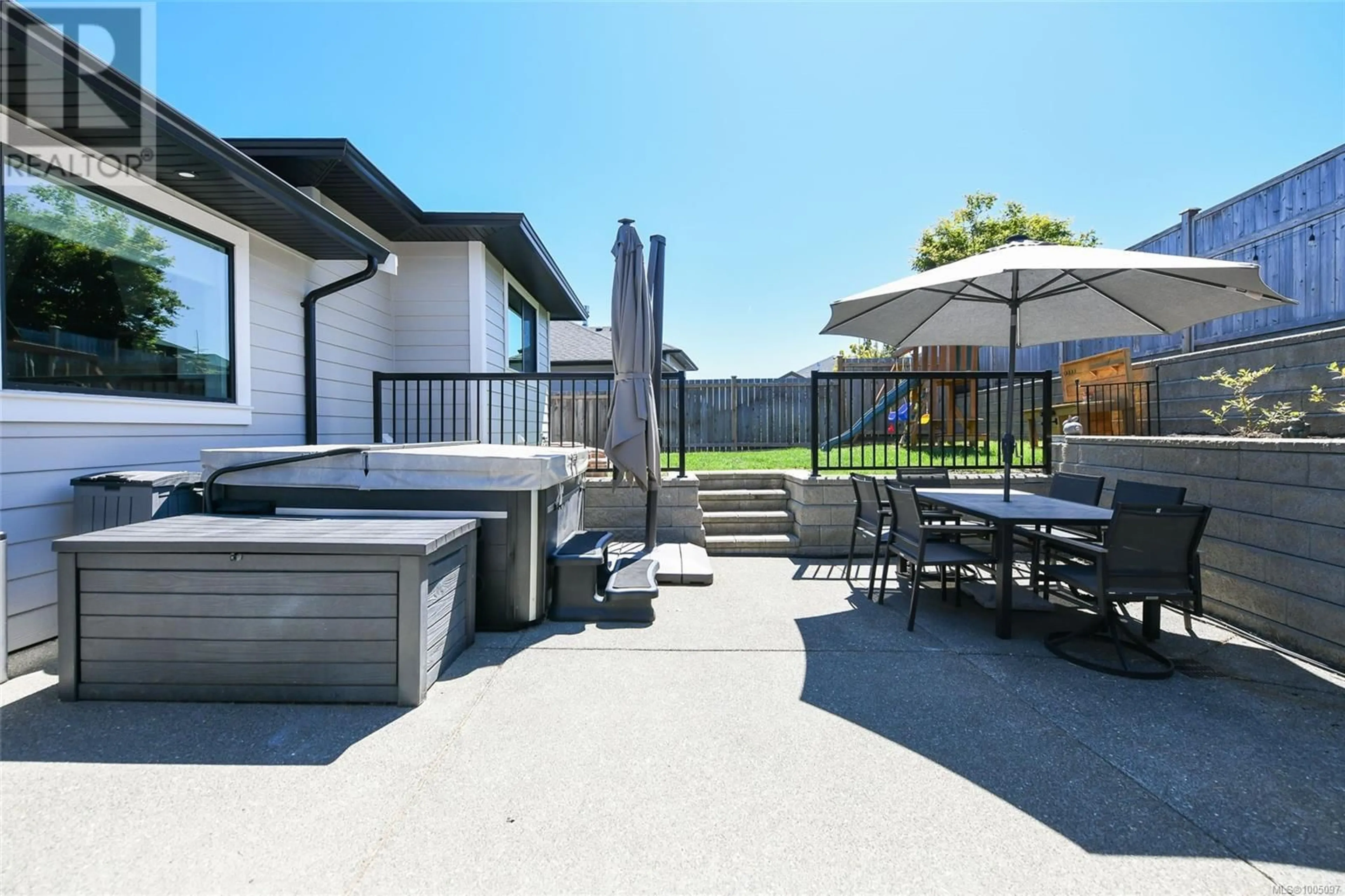 Patio, street for 3401 MARYGROVE DRIVE, Royston British Columbia V9N0E7