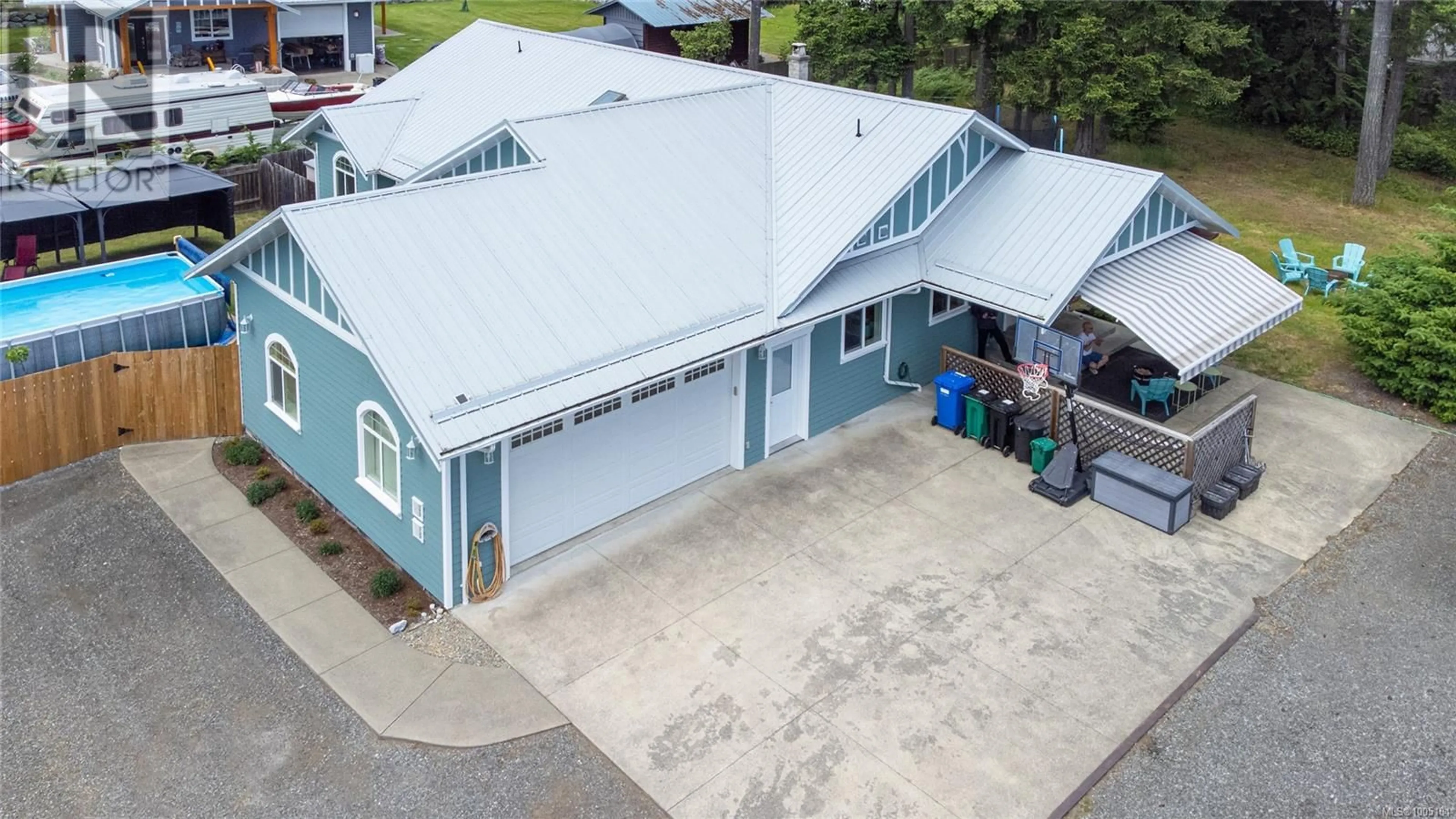 A pic from outside/outdoor area/front of a property/back of a property/a pic from drone, street for 1185 HUTCHINSON ROAD, Cobble Hill British Columbia V8H0H5