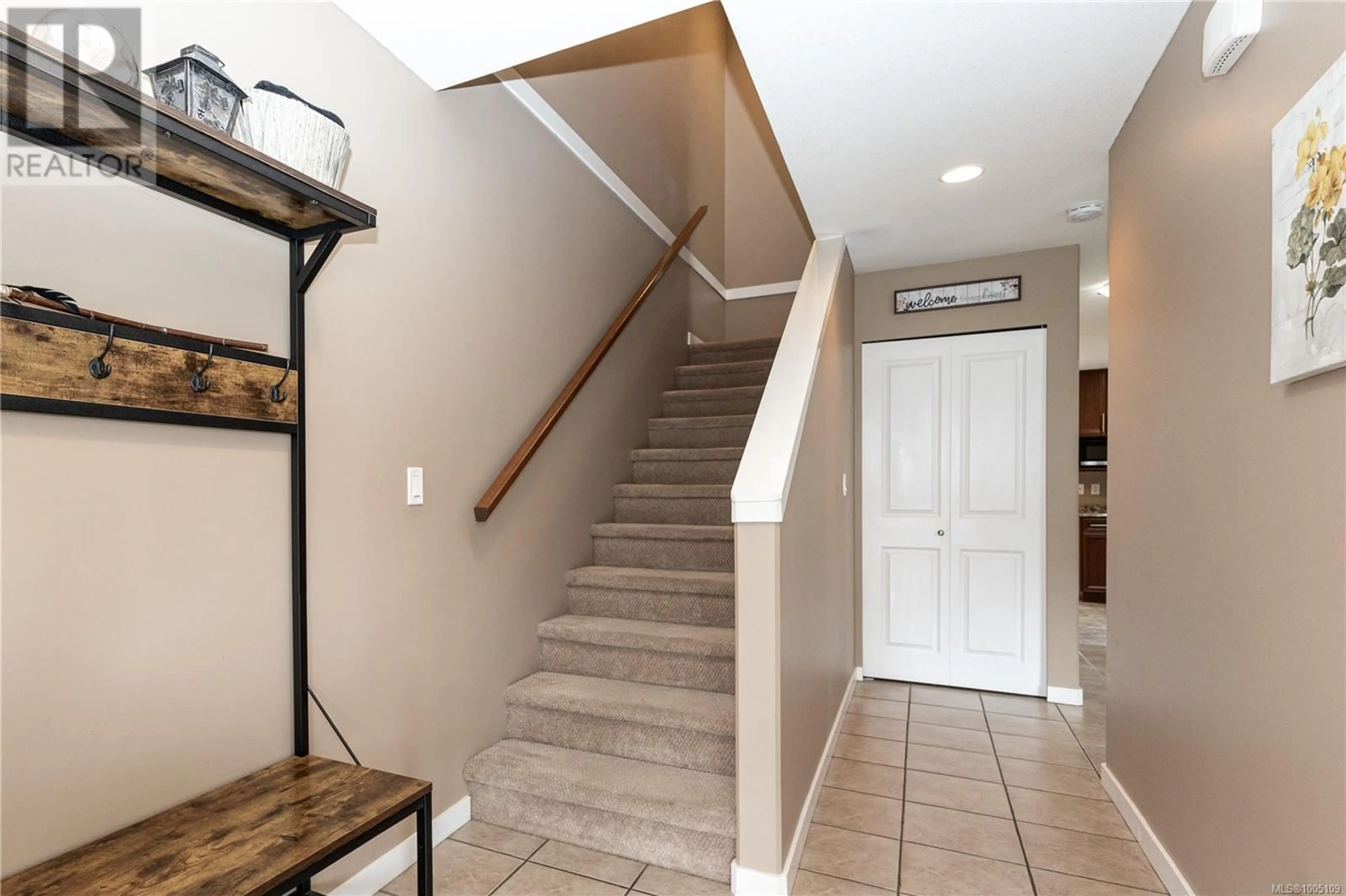 Indoor entryway for 3 - 1340 CREEKSIDE WAY, Campbell River British Columbia V9W8A9