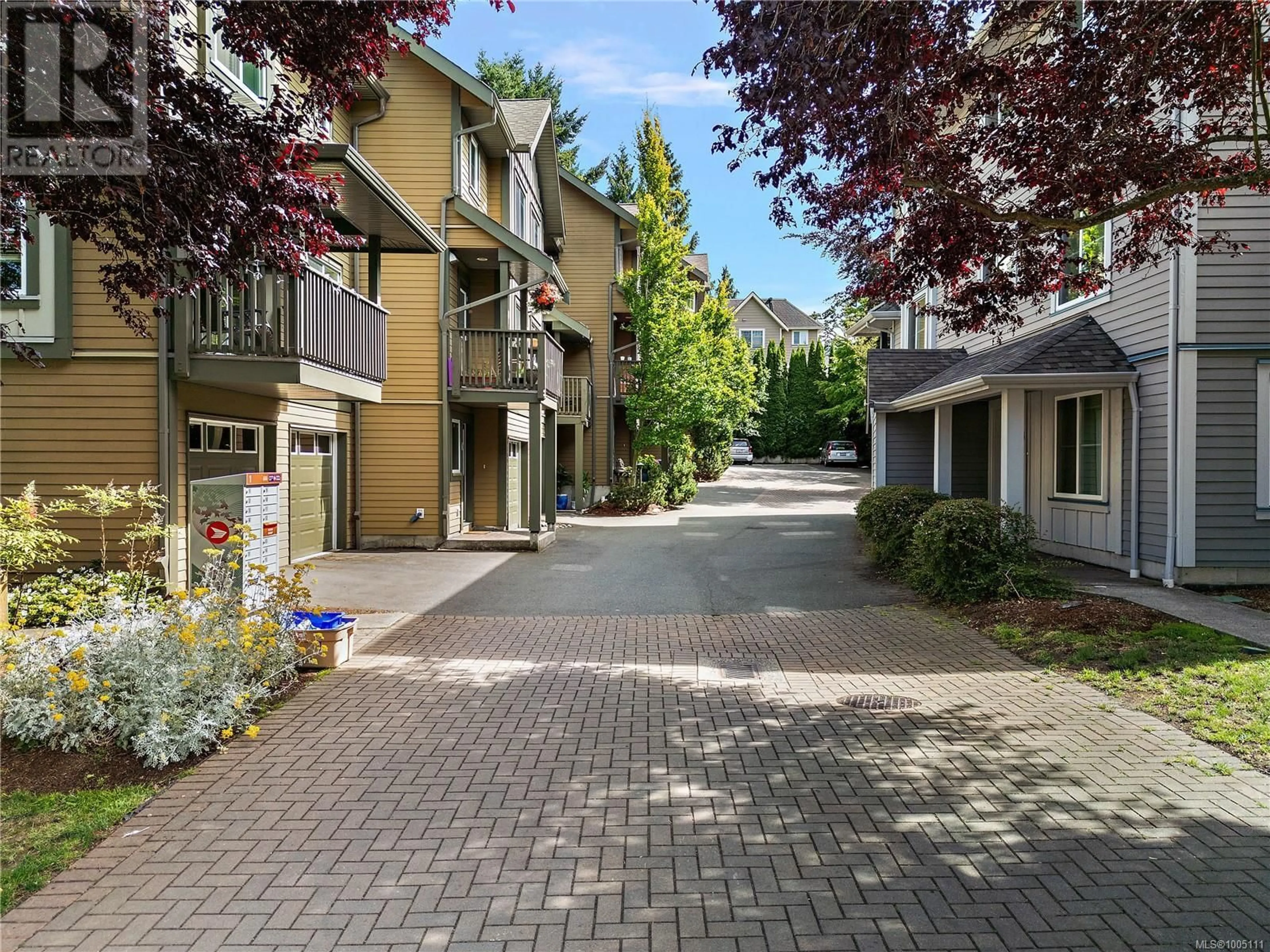 Patio, street for 10 - 1405 MALLEK CRESCENT, Victoria British Columbia V8T0A3