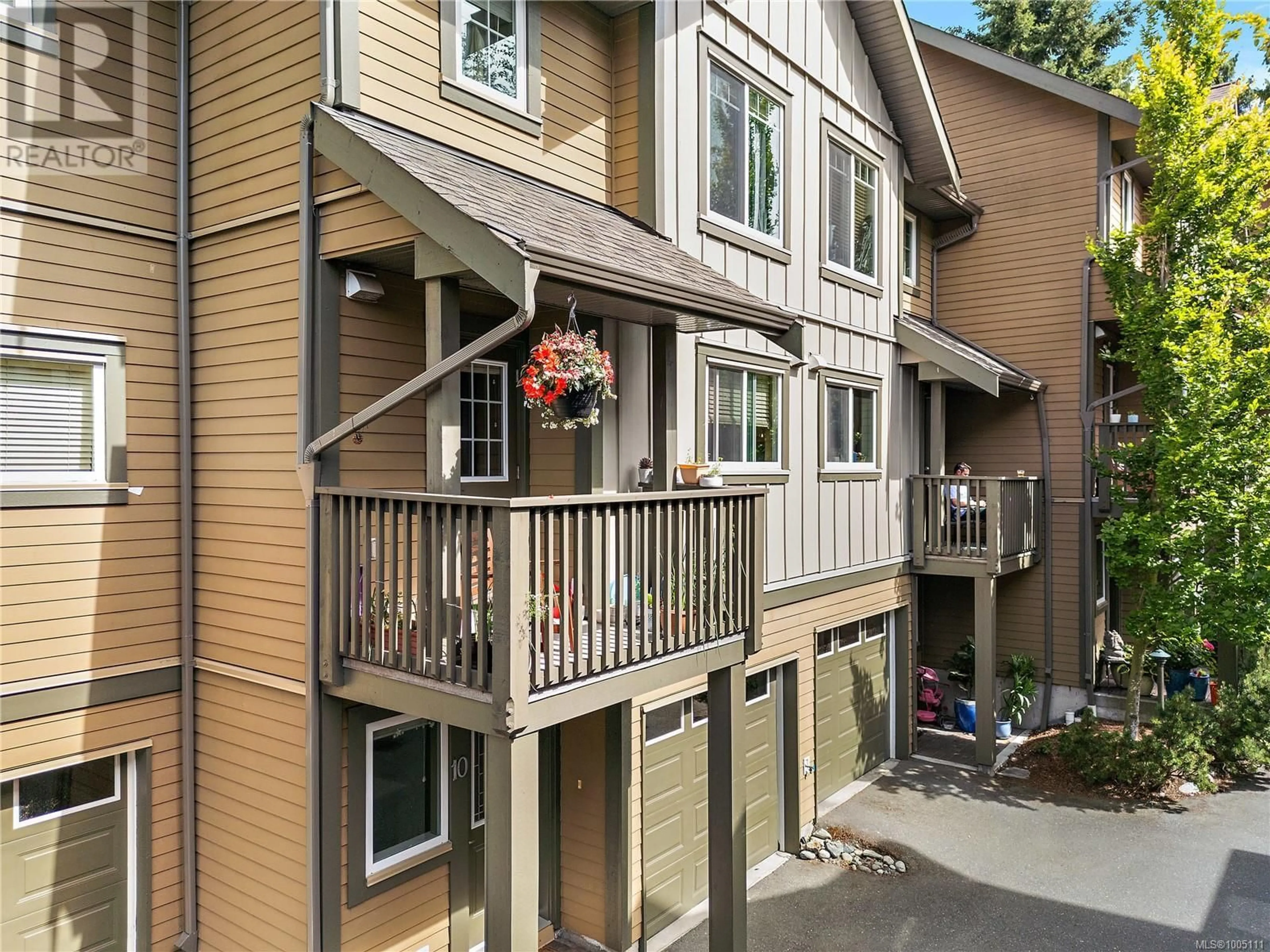 Patio, street for 10 - 1405 MALLEK CRESCENT, Victoria British Columbia V8T0A3