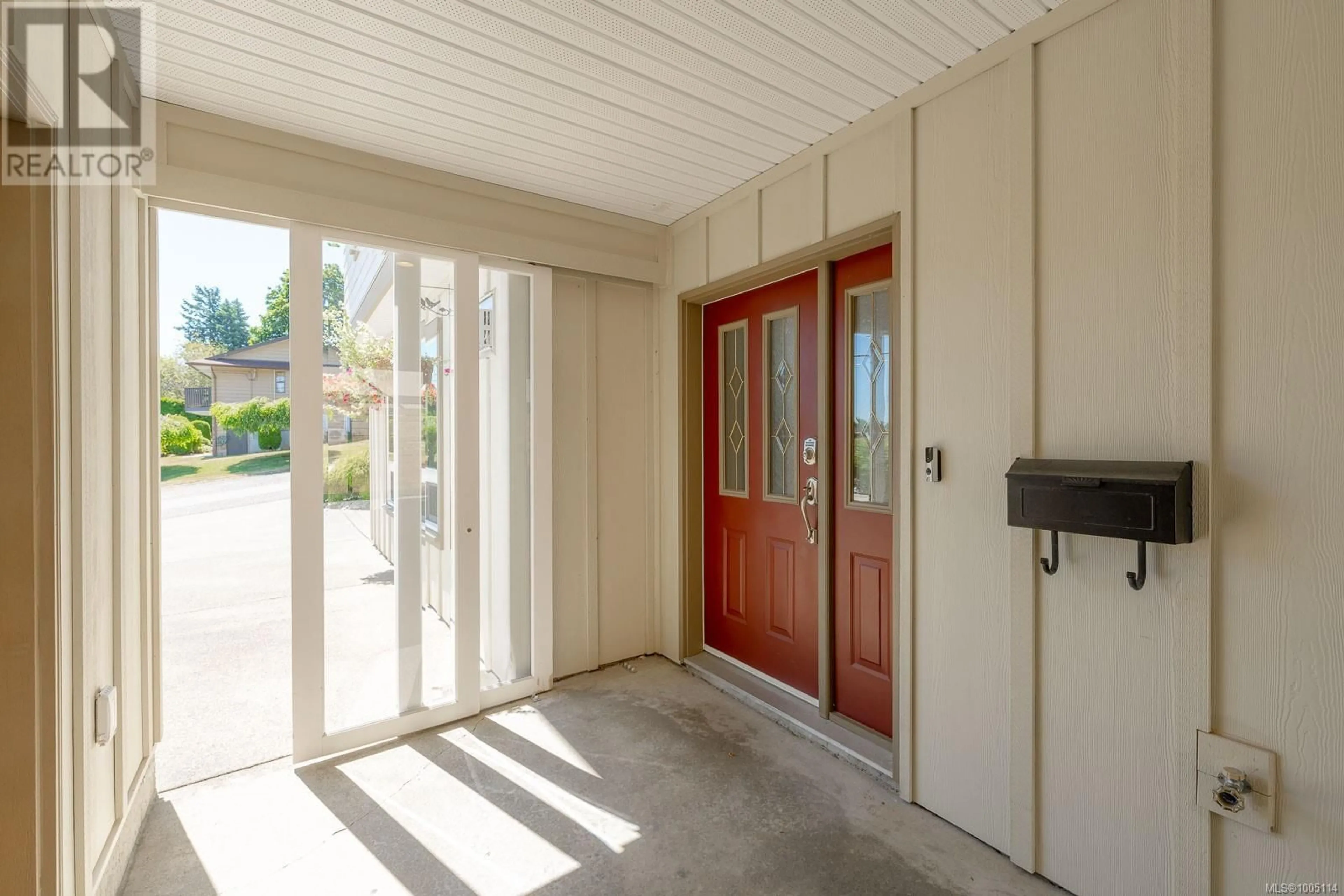 Indoor entryway for 2839 NEYLAND ROAD, Nanaimo British Columbia V9T3G2