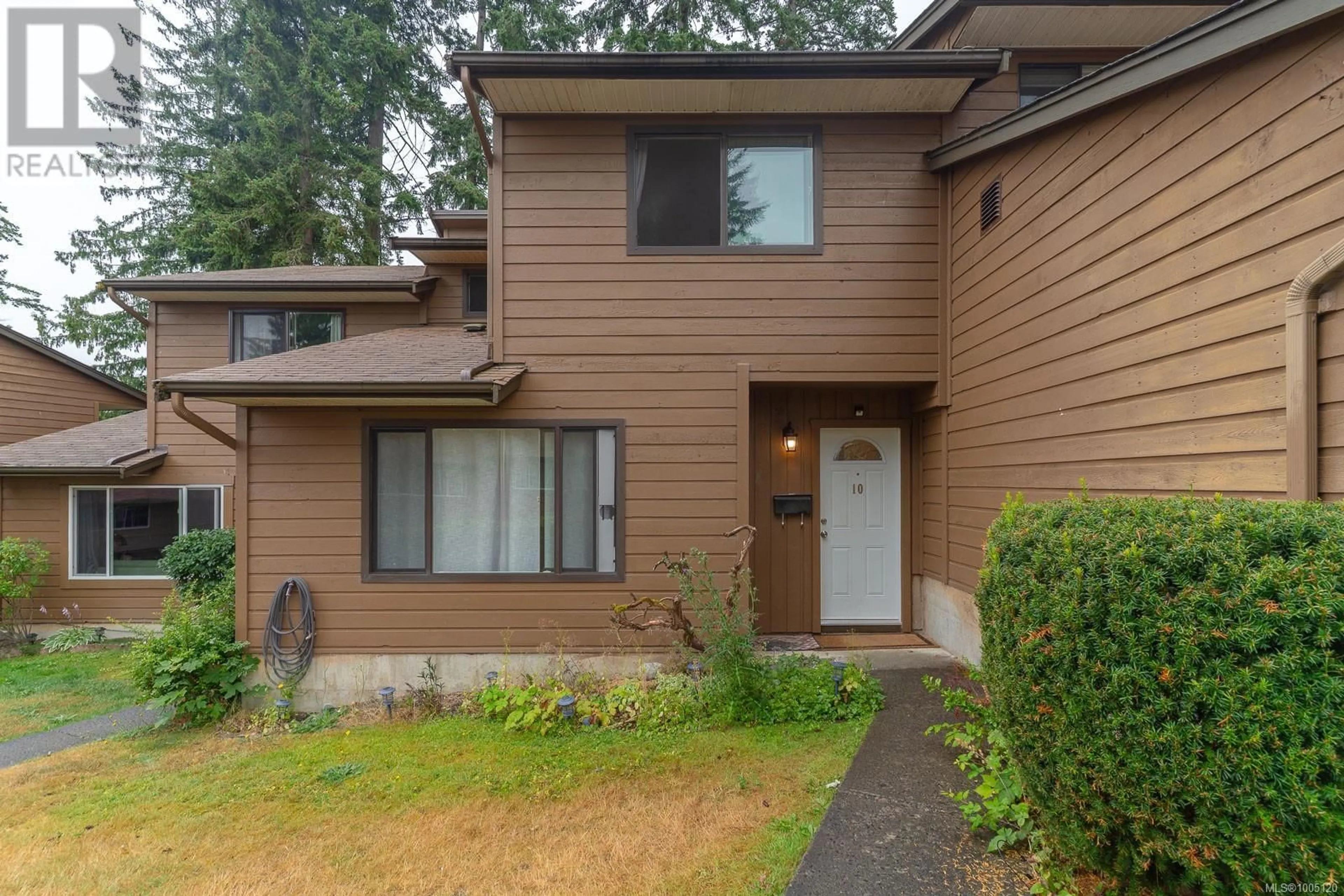 Home with vinyl exterior material, street for 10 - 855 HOWARD AVENUE, Nanaimo British Columbia V9R5V4