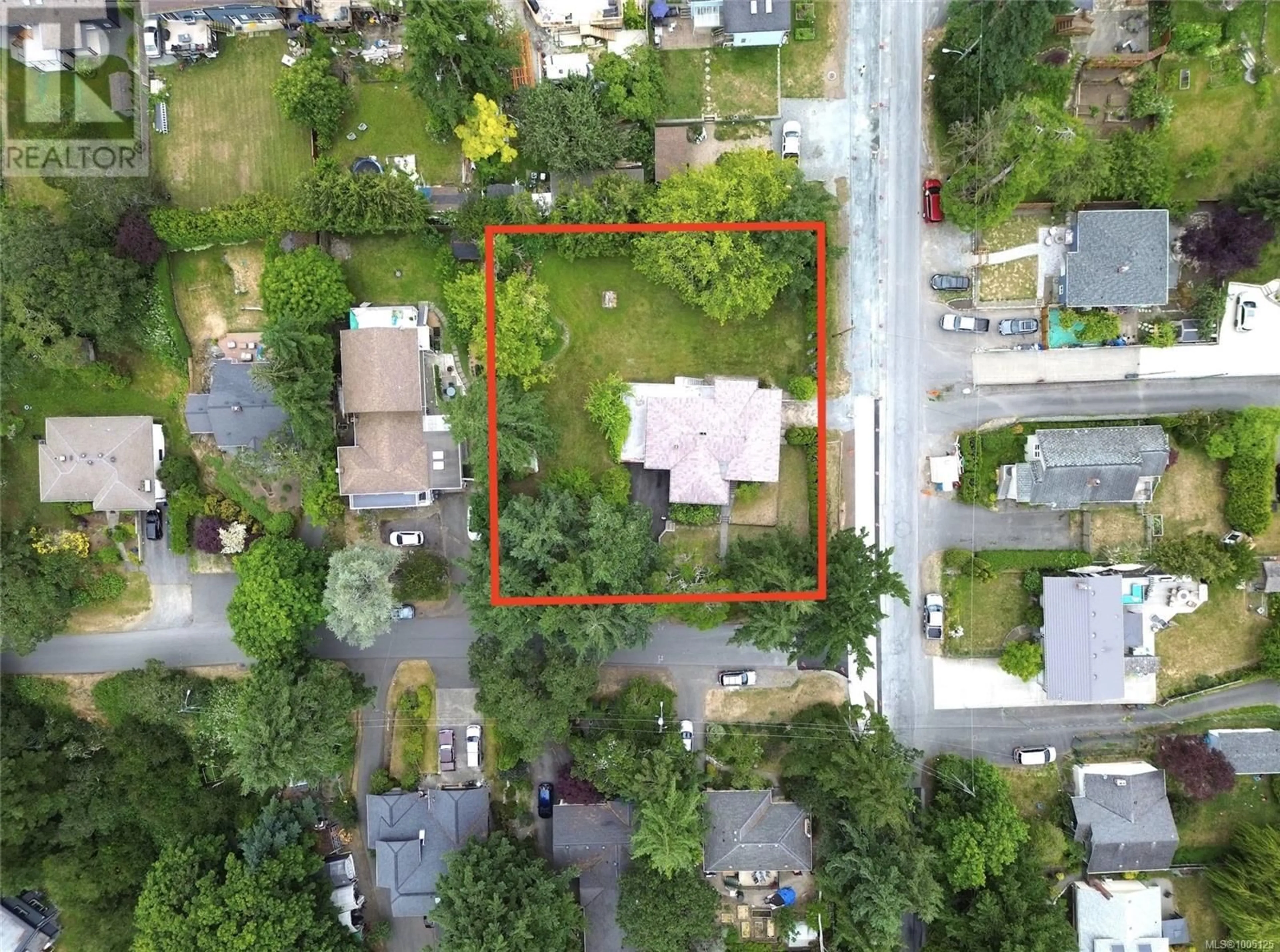 A pic from outside/outdoor area/front of a property/back of a property/a pic from drone, street for 999 VIOLET AVENUE, Saanich British Columbia V8Z2R7