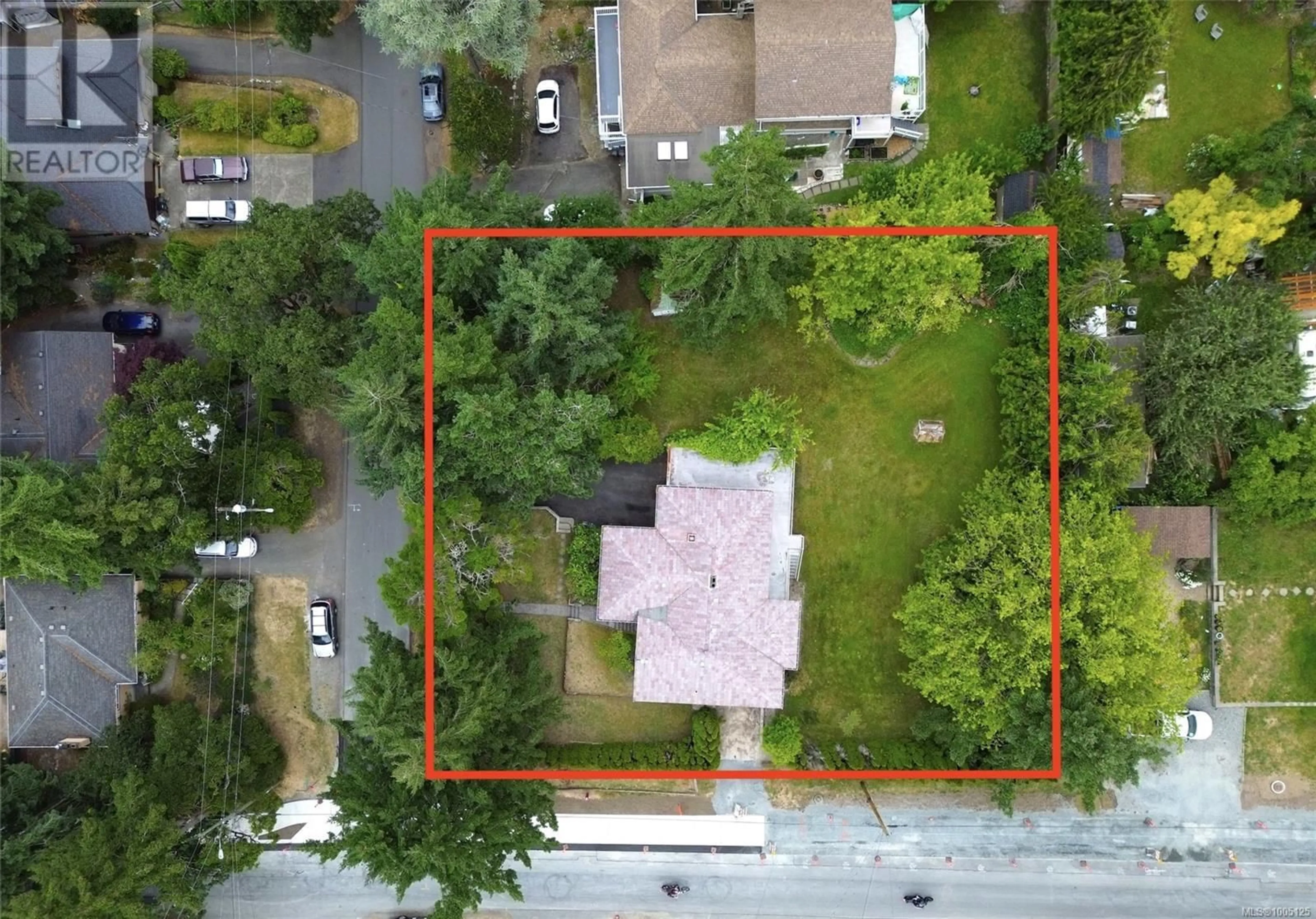 A pic from outside/outdoor area/front of a property/back of a property/a pic from drone, street for 999 VIOLET AVENUE, Saanich British Columbia V8Z2R7