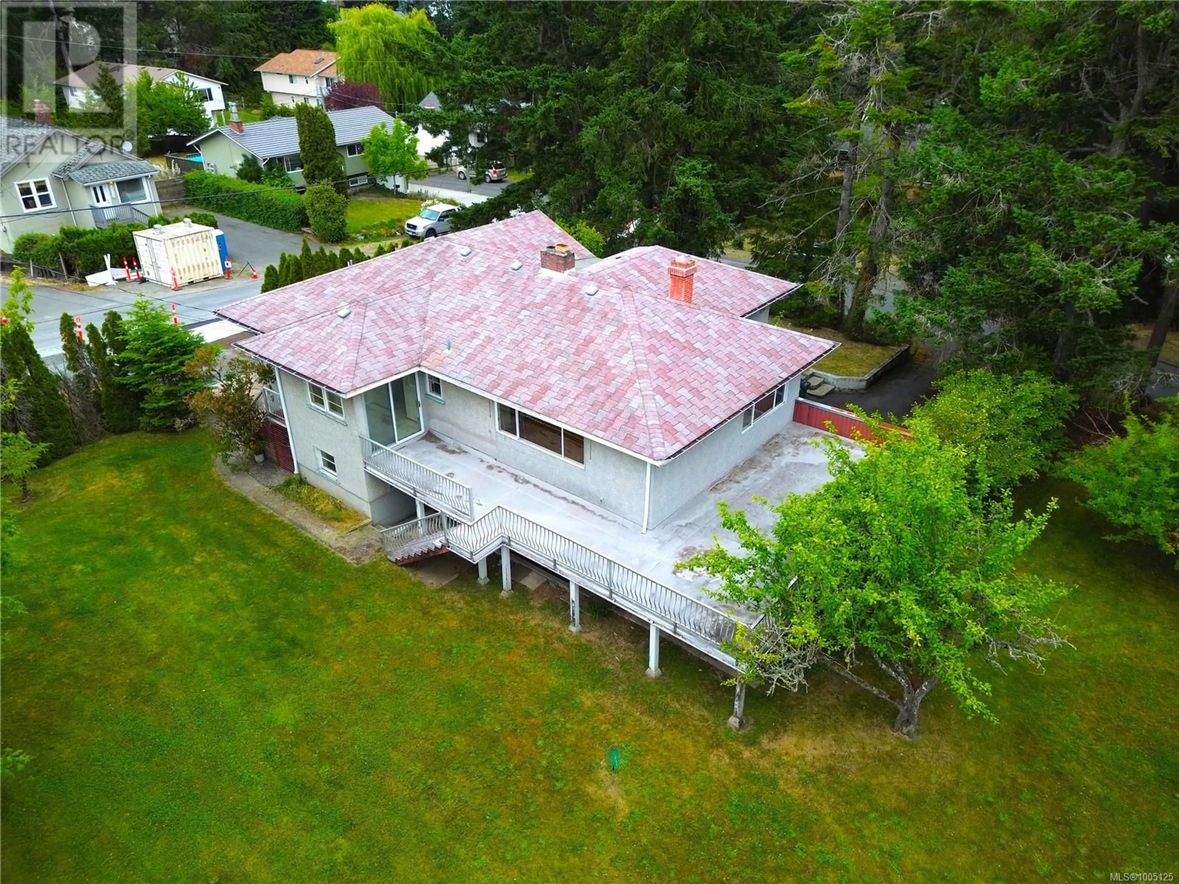A pic from outside/outdoor area/front of a property/back of a property/a pic from drone, building for 999 VIOLET AVENUE, Saanich British Columbia V8Z2R7