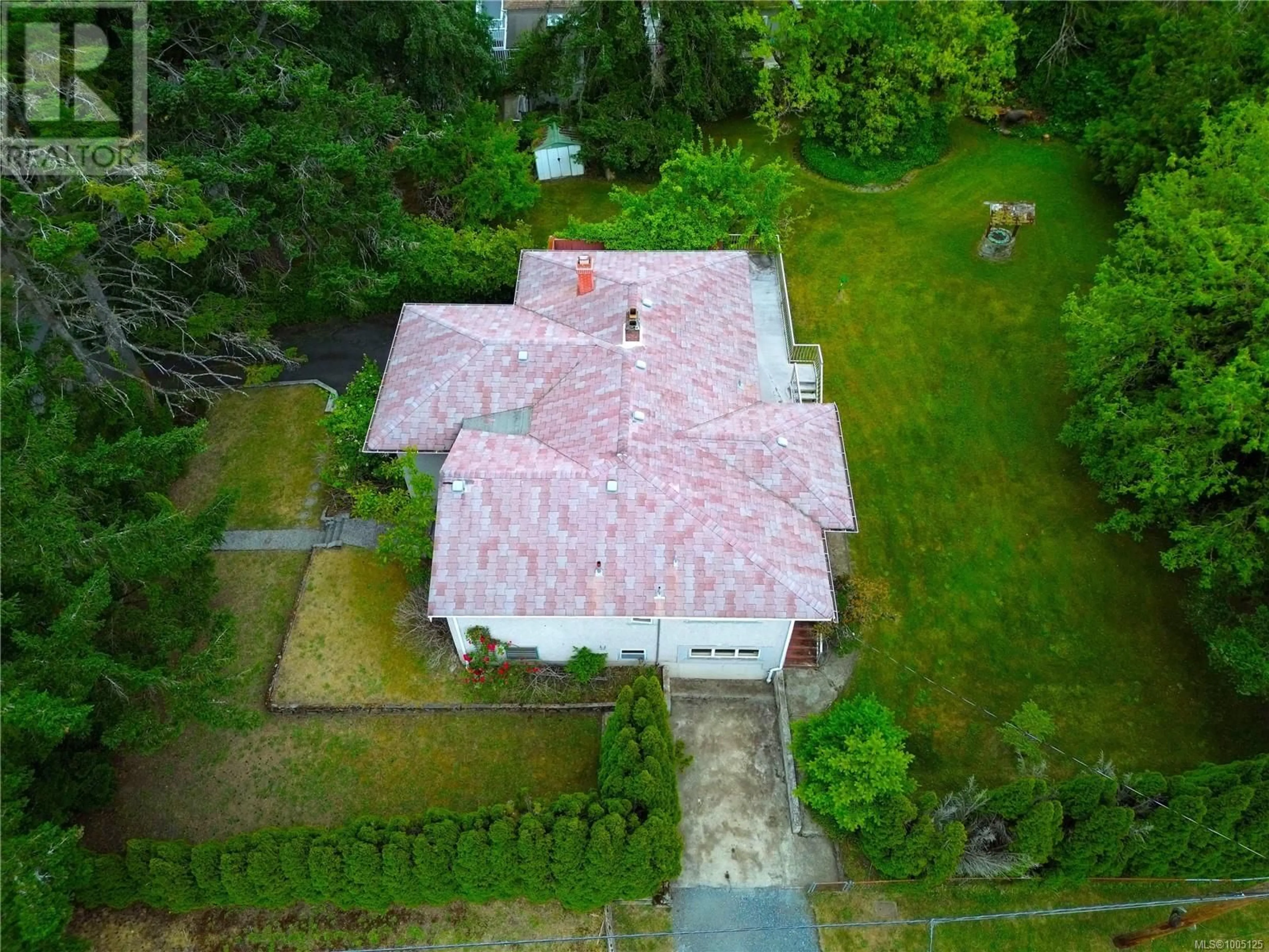 A pic from outside/outdoor area/front of a property/back of a property/a pic from drone, street for 999 VIOLET AVENUE, Saanich British Columbia V8Z2R7