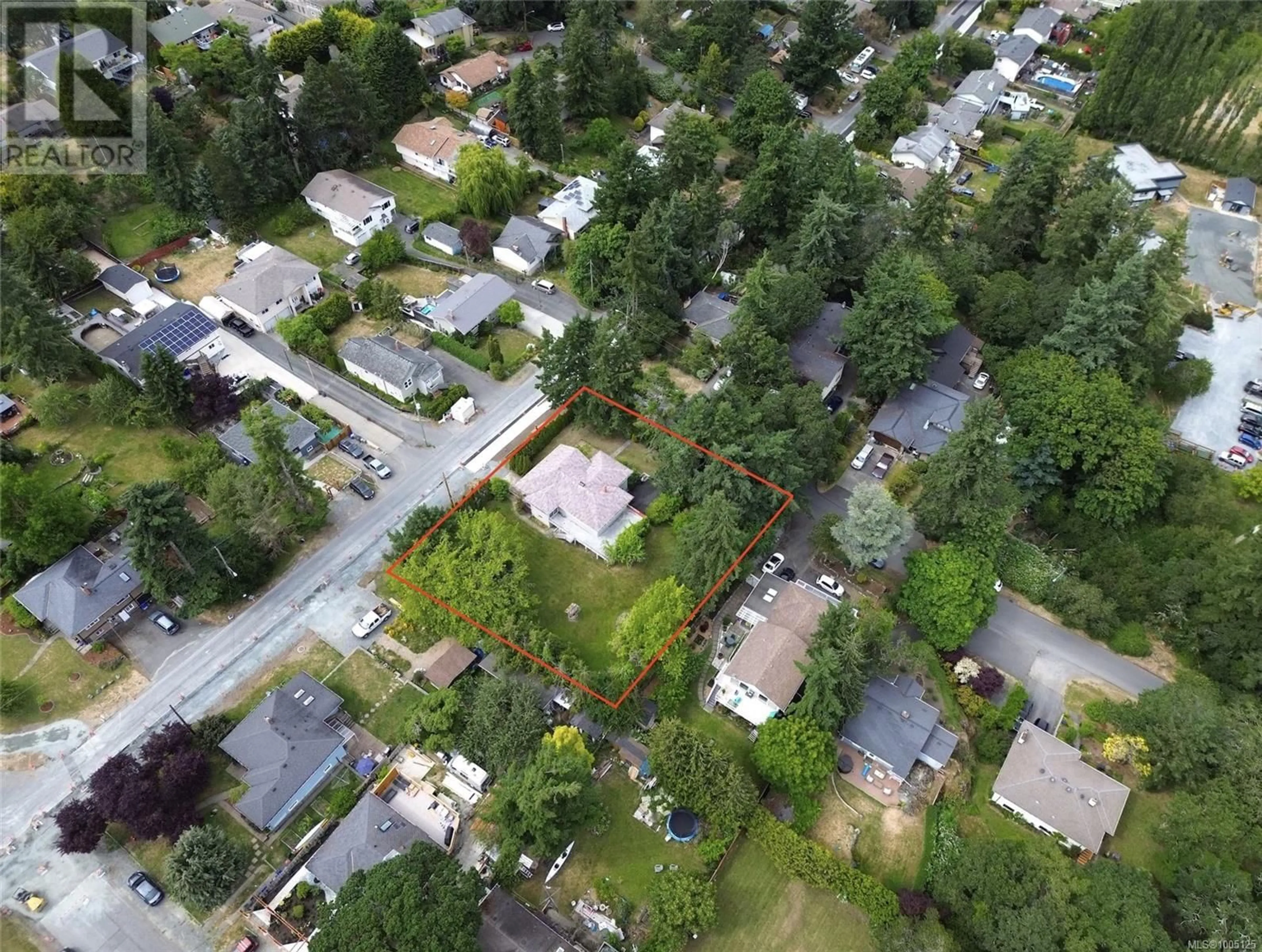 A pic from outside/outdoor area/front of a property/back of a property/a pic from drone, street for 999 VIOLET AVENUE, Saanich British Columbia V8Z2R7