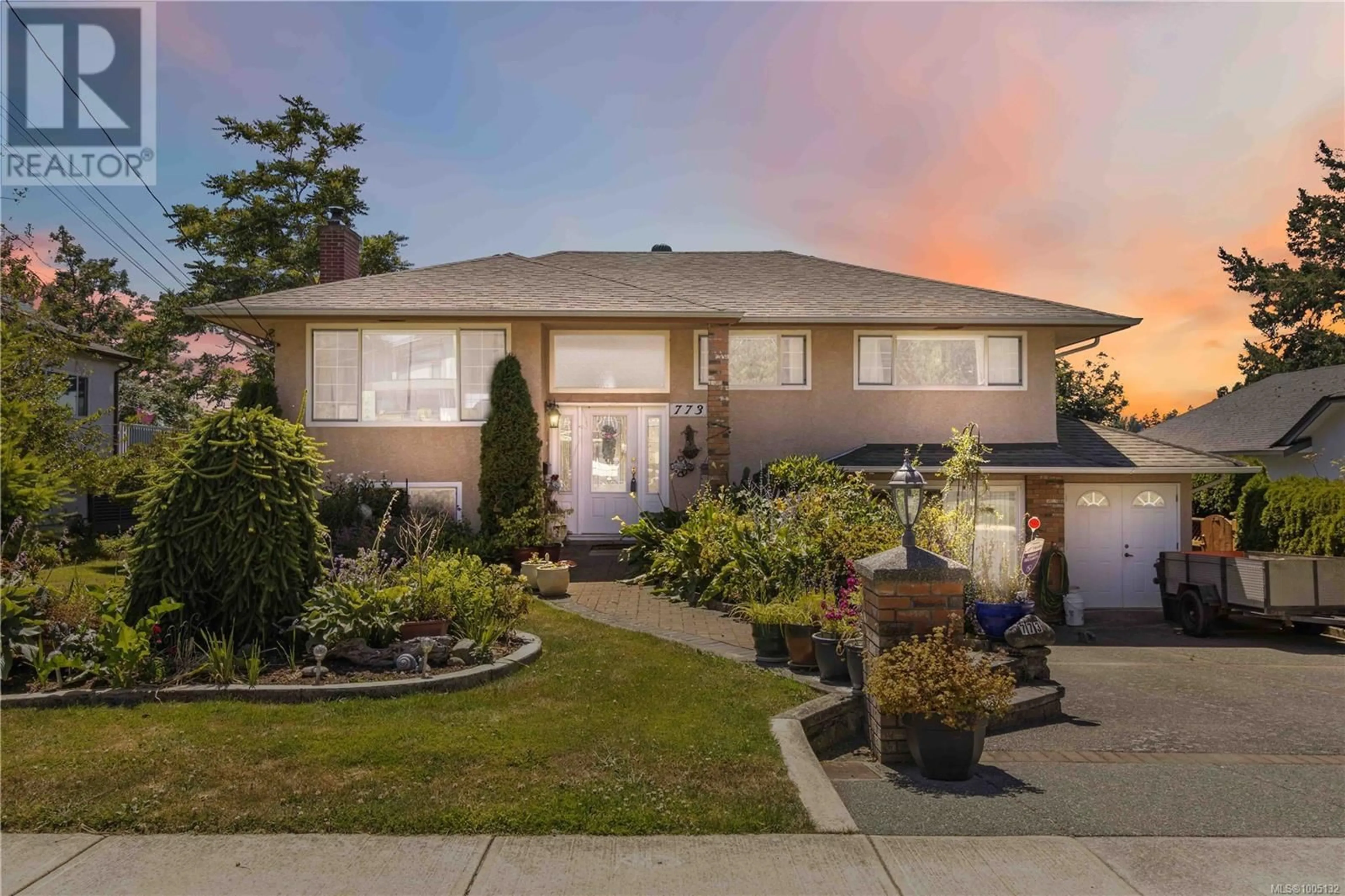 A pic from outside/outdoor area/front of a property/back of a property/a pic from drone, street for 773 GLADIOLA AVENUE, Saanich British Columbia V8Z2T2
