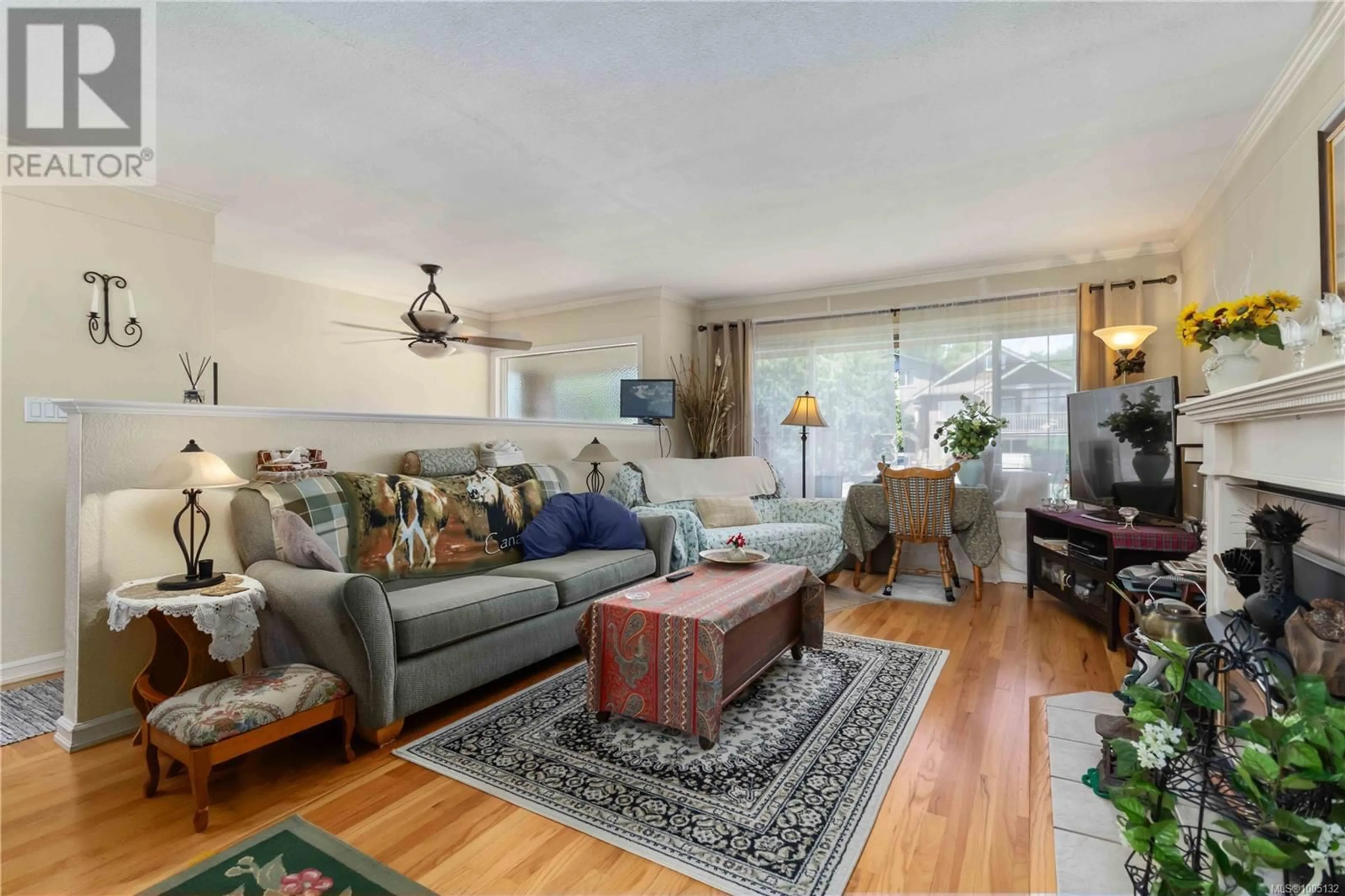 Living room with furniture, unknown for 773 GLADIOLA AVENUE, Saanich British Columbia V8Z2T2