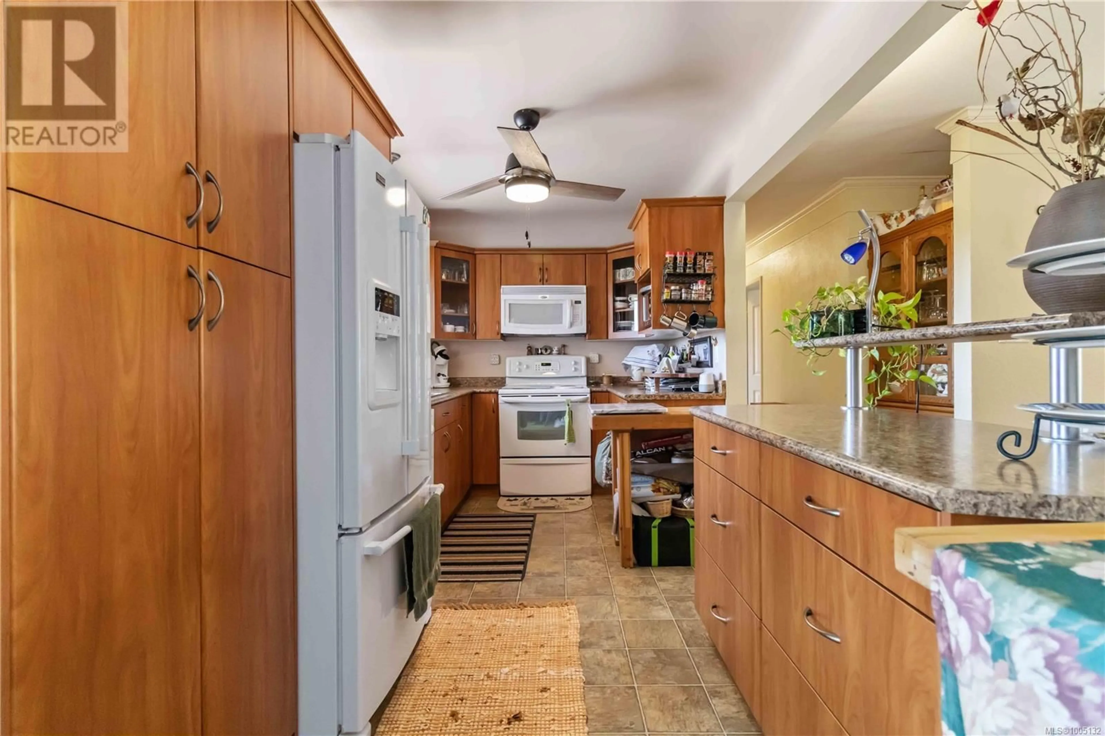 Standard kitchen, ceramic/tile floor for 773 GLADIOLA AVENUE, Saanich British Columbia V8Z2T2