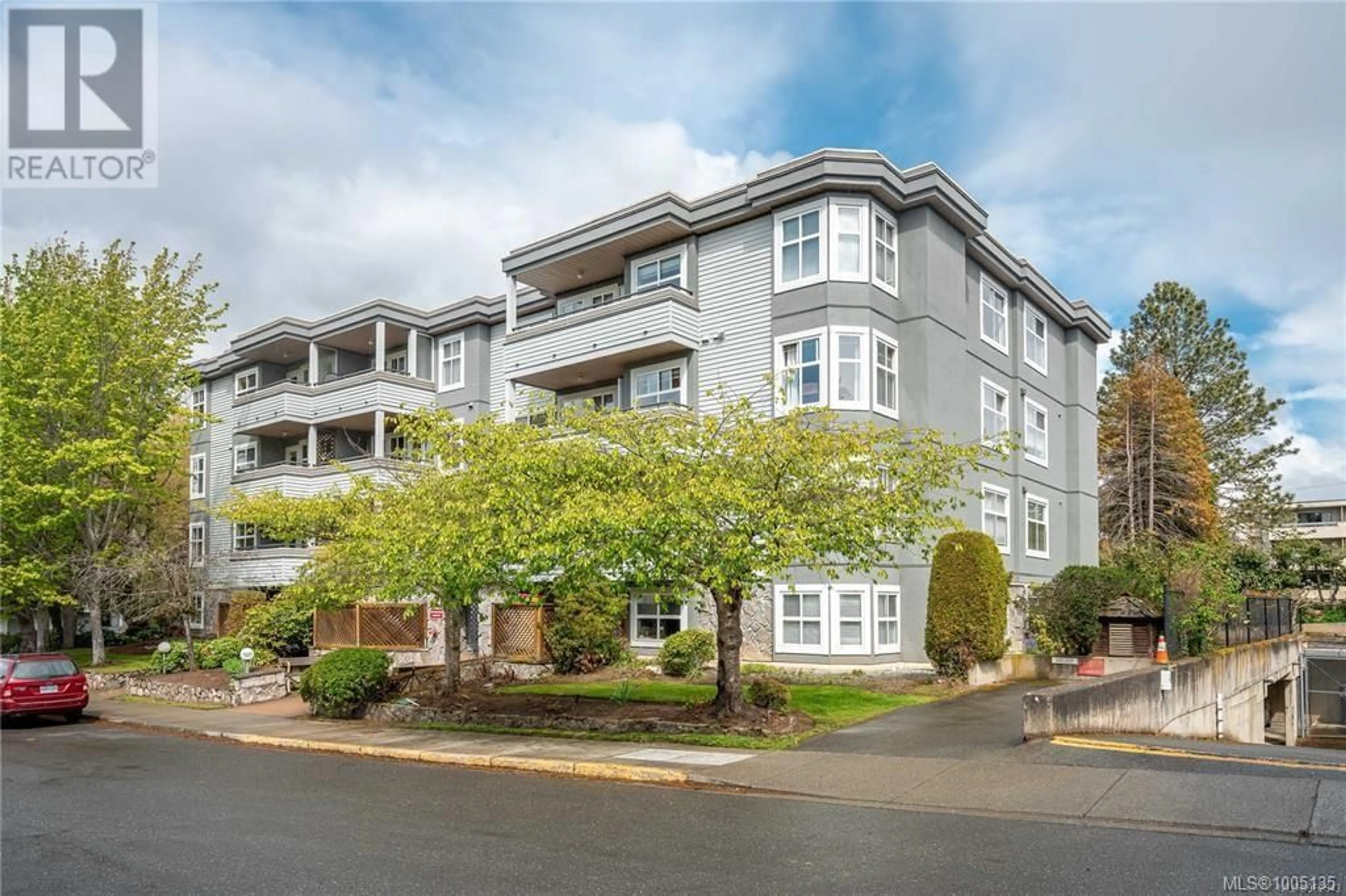 Home with vinyl exterior material, unknown for 101 - 1580 CHRISTMAS AVENUE, Saanich British Columbia V8P2X2