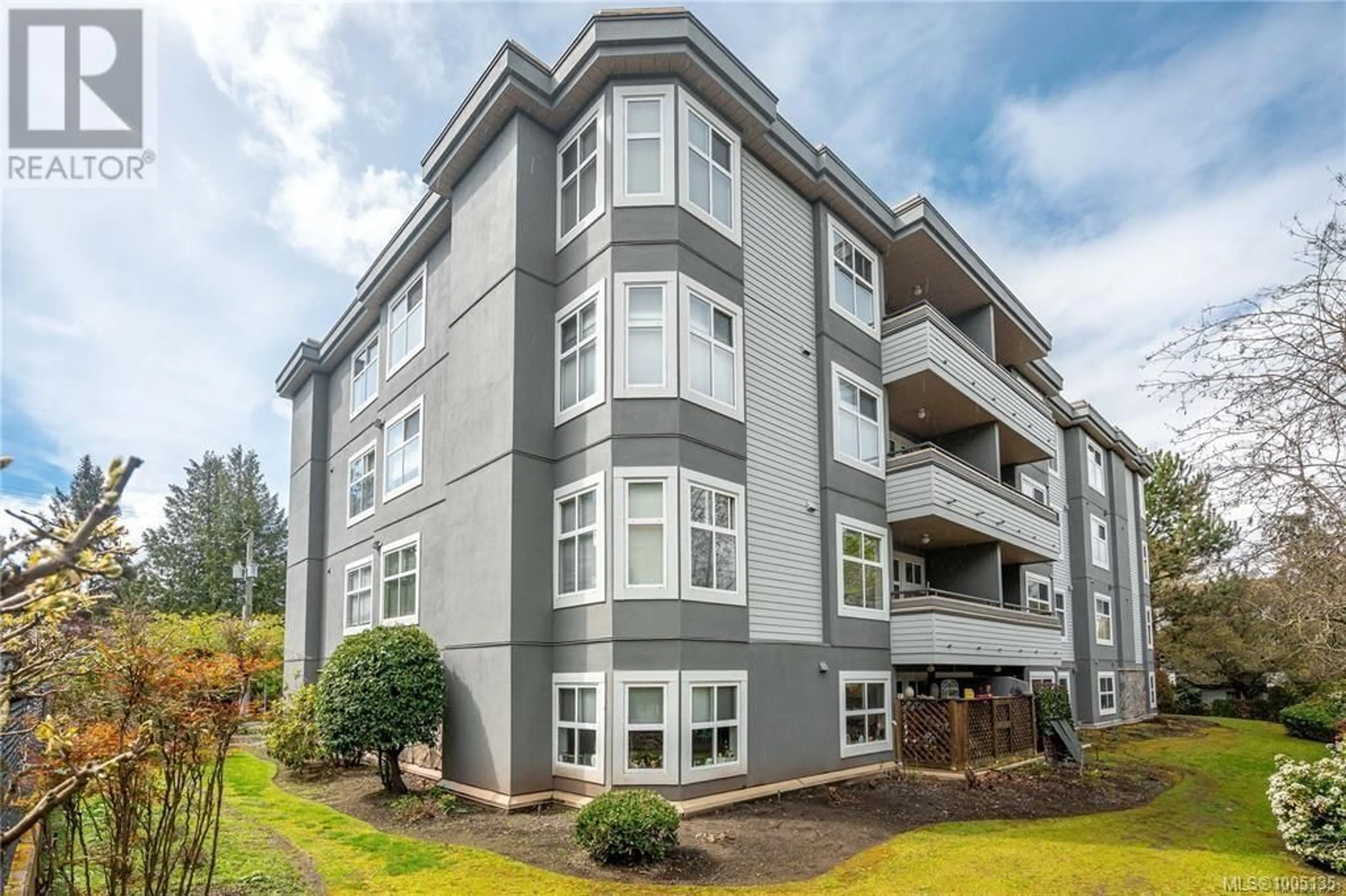 Home with vinyl exterior material, unknown for 101 - 1580 CHRISTMAS AVENUE, Saanich British Columbia V8P2X2
