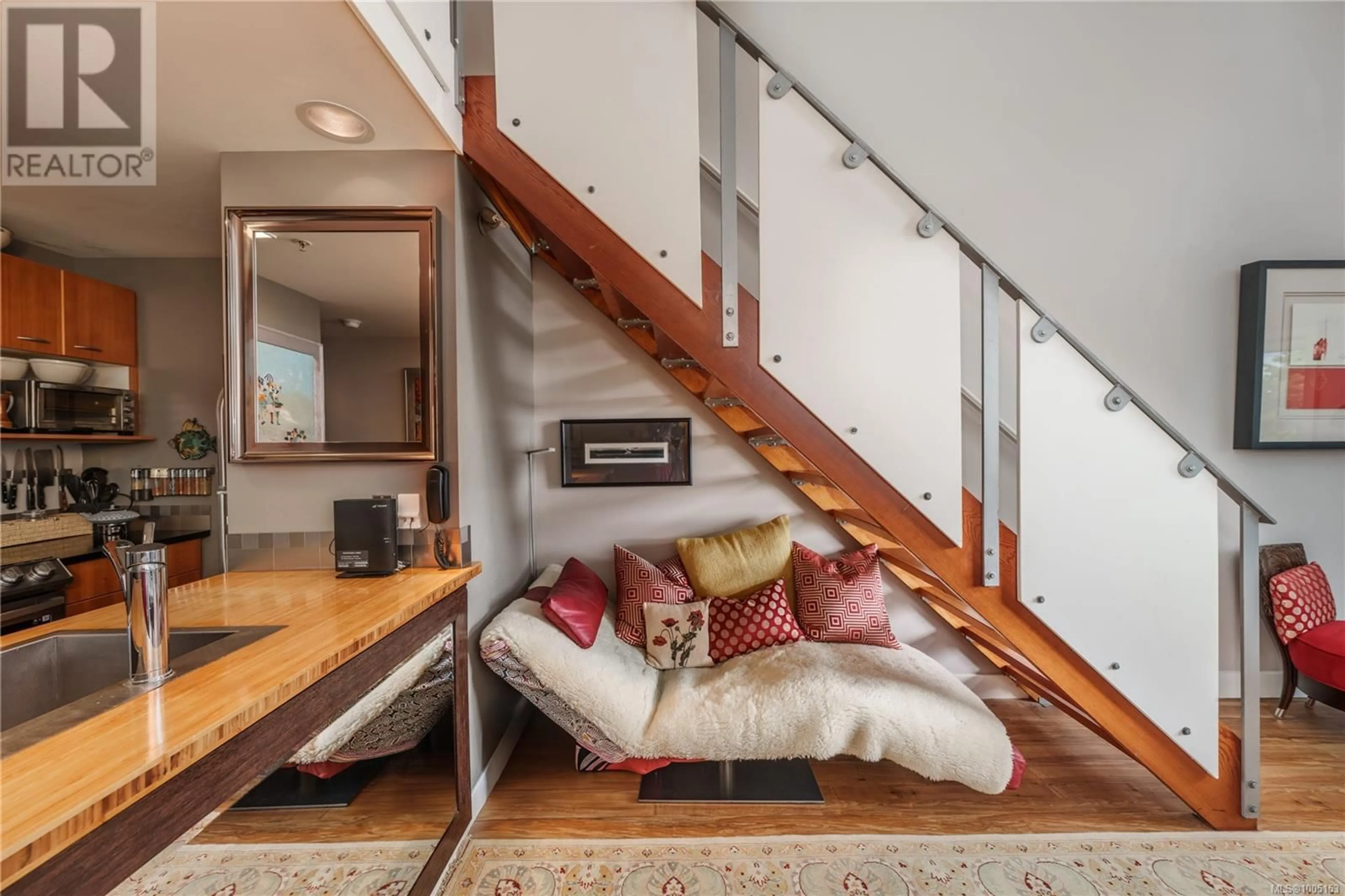 Stairs for 305 - 555 CHATHAM STREET, Victoria British Columbia V8T1E1