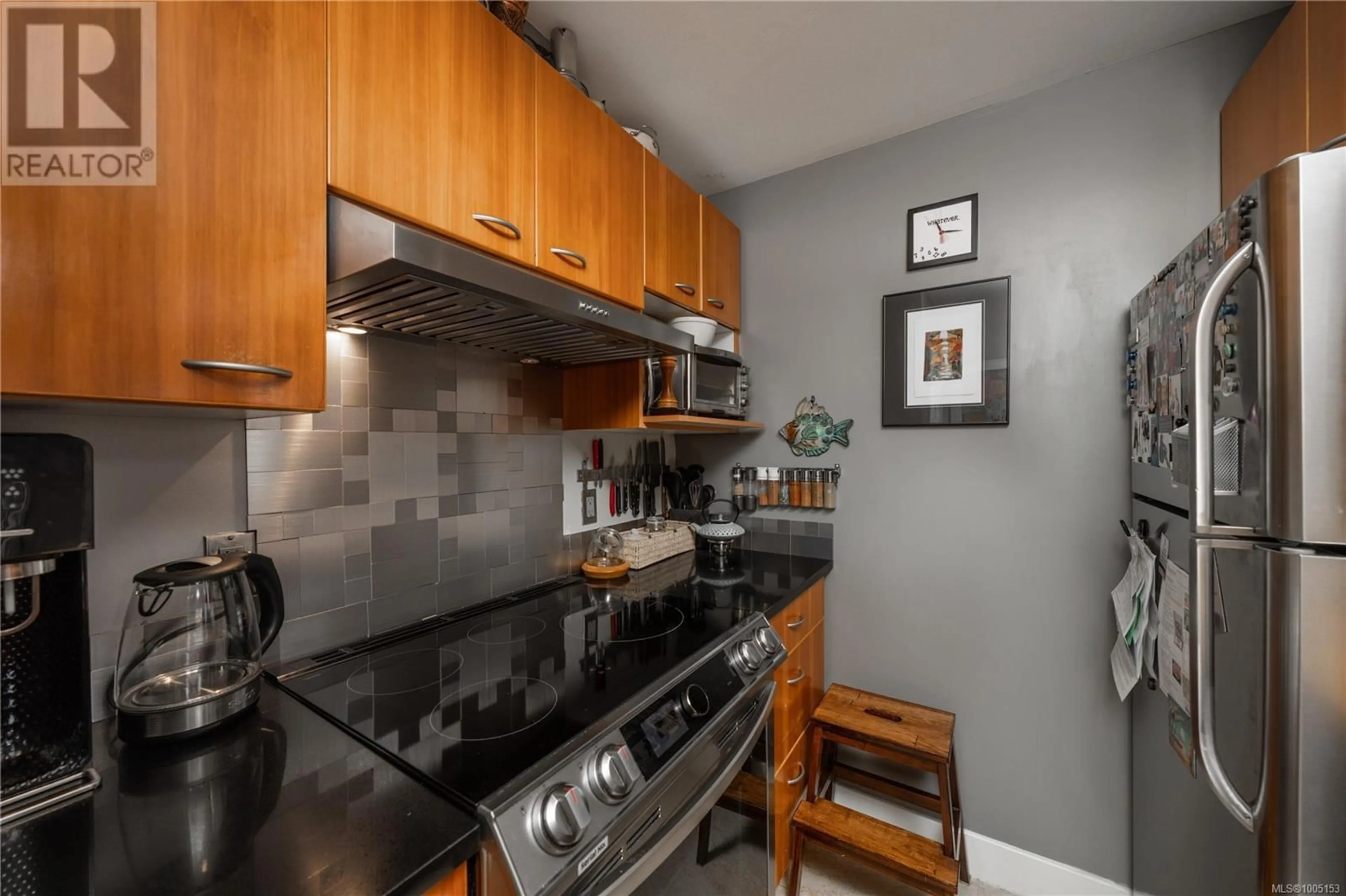 Standard kitchen, unknown for 305 - 555 CHATHAM STREET, Victoria British Columbia V8T1E1