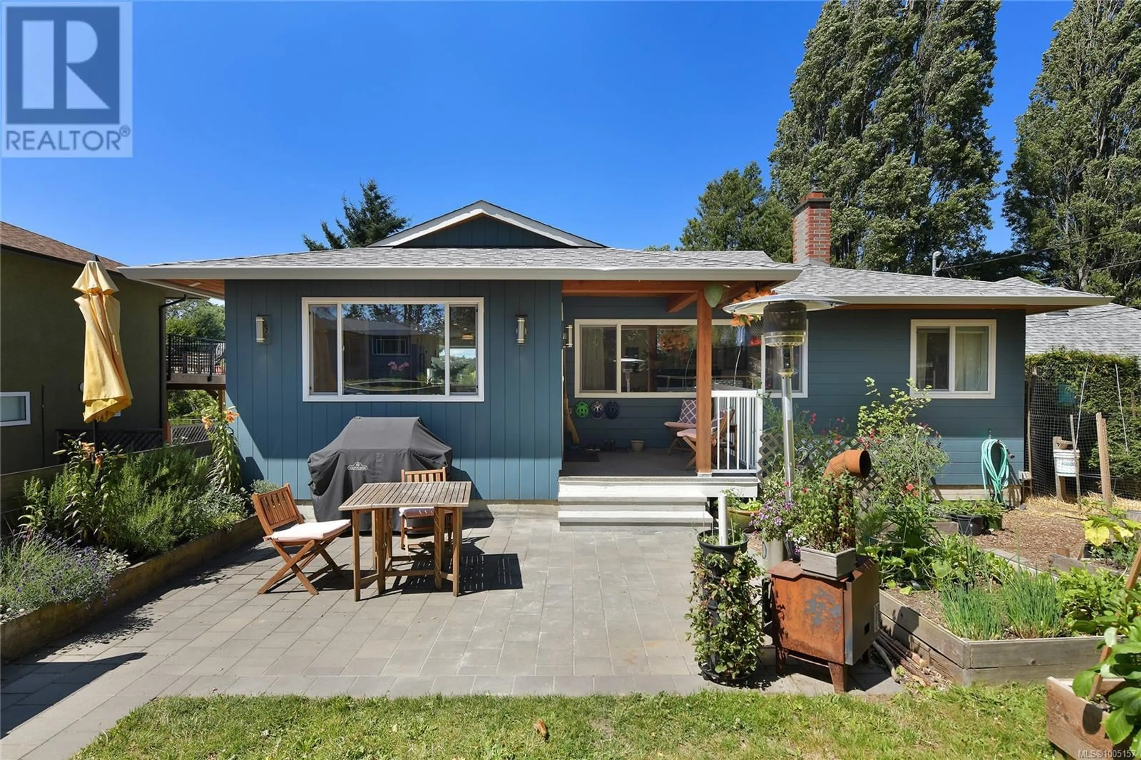 Home with vinyl exterior material, street for 916 LESLIE DRIVE, Saanich British Columbia V8X2Y5