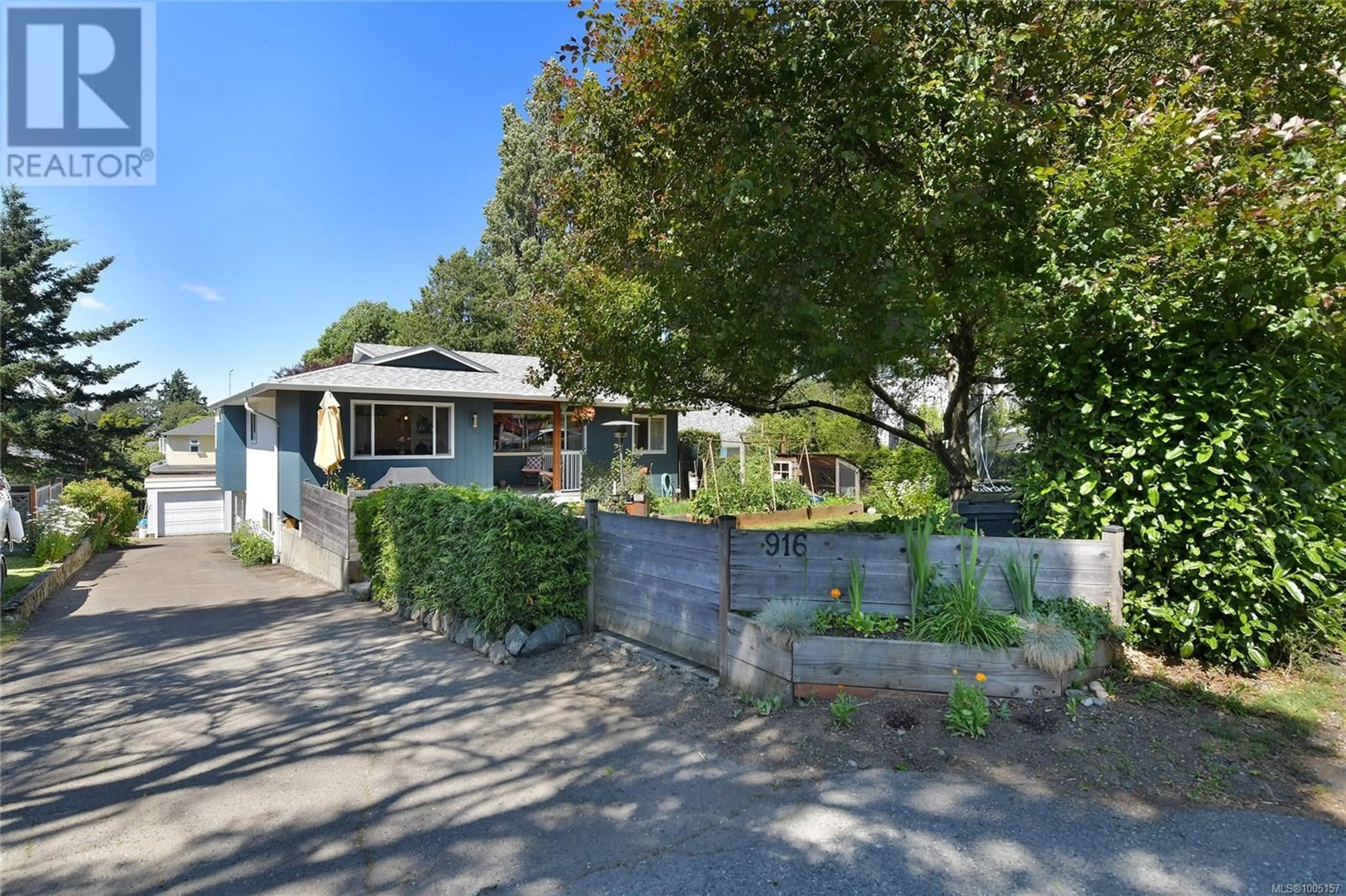 A pic from outside/outdoor area/front of a property/back of a property/a pic from drone, street for 916 LESLIE DRIVE, Saanich British Columbia V8X2Y5
