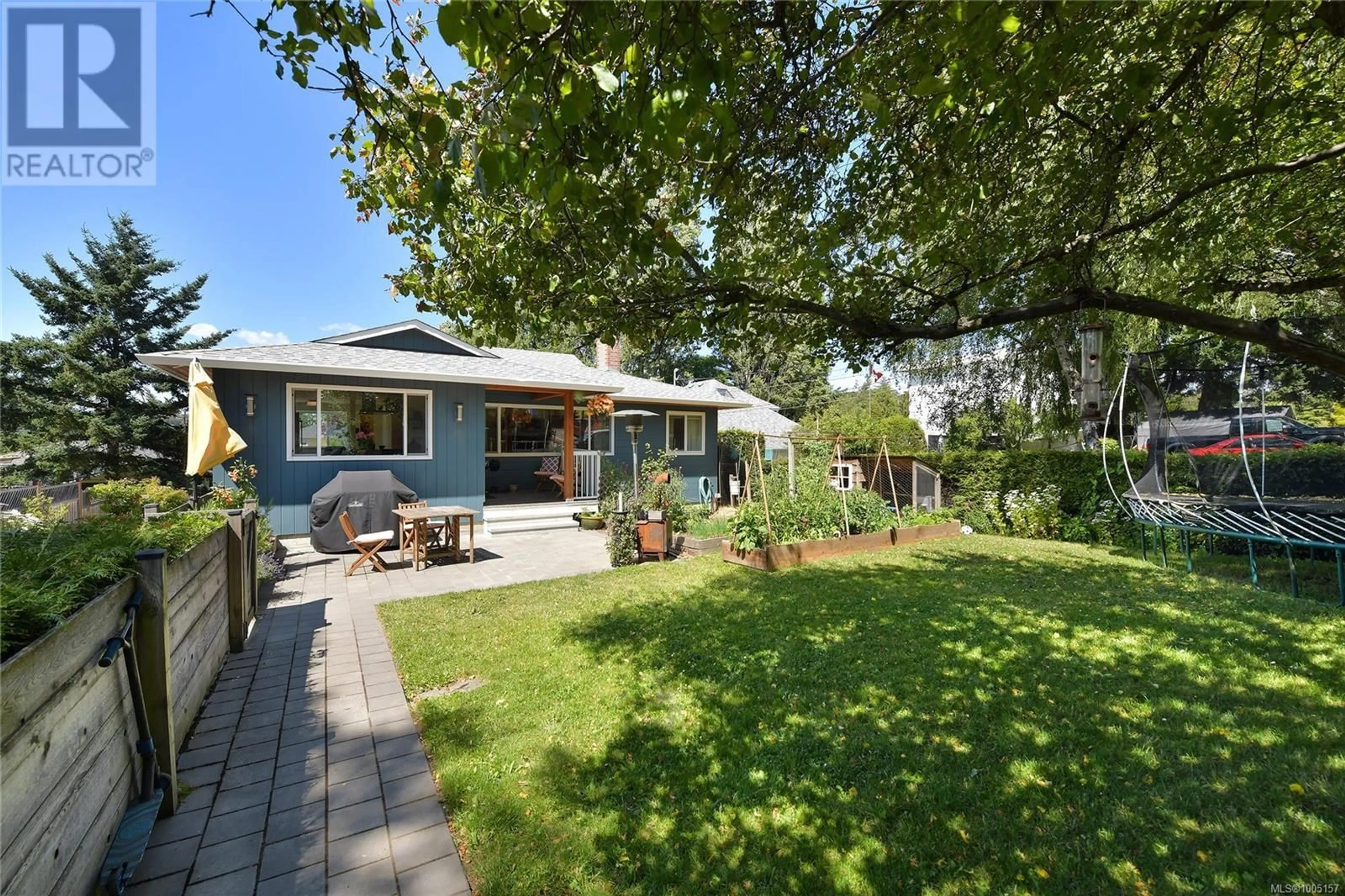 A pic from outside/outdoor area/front of a property/back of a property/a pic from drone, street for 916 LESLIE DRIVE, Saanich British Columbia V8X2Y5