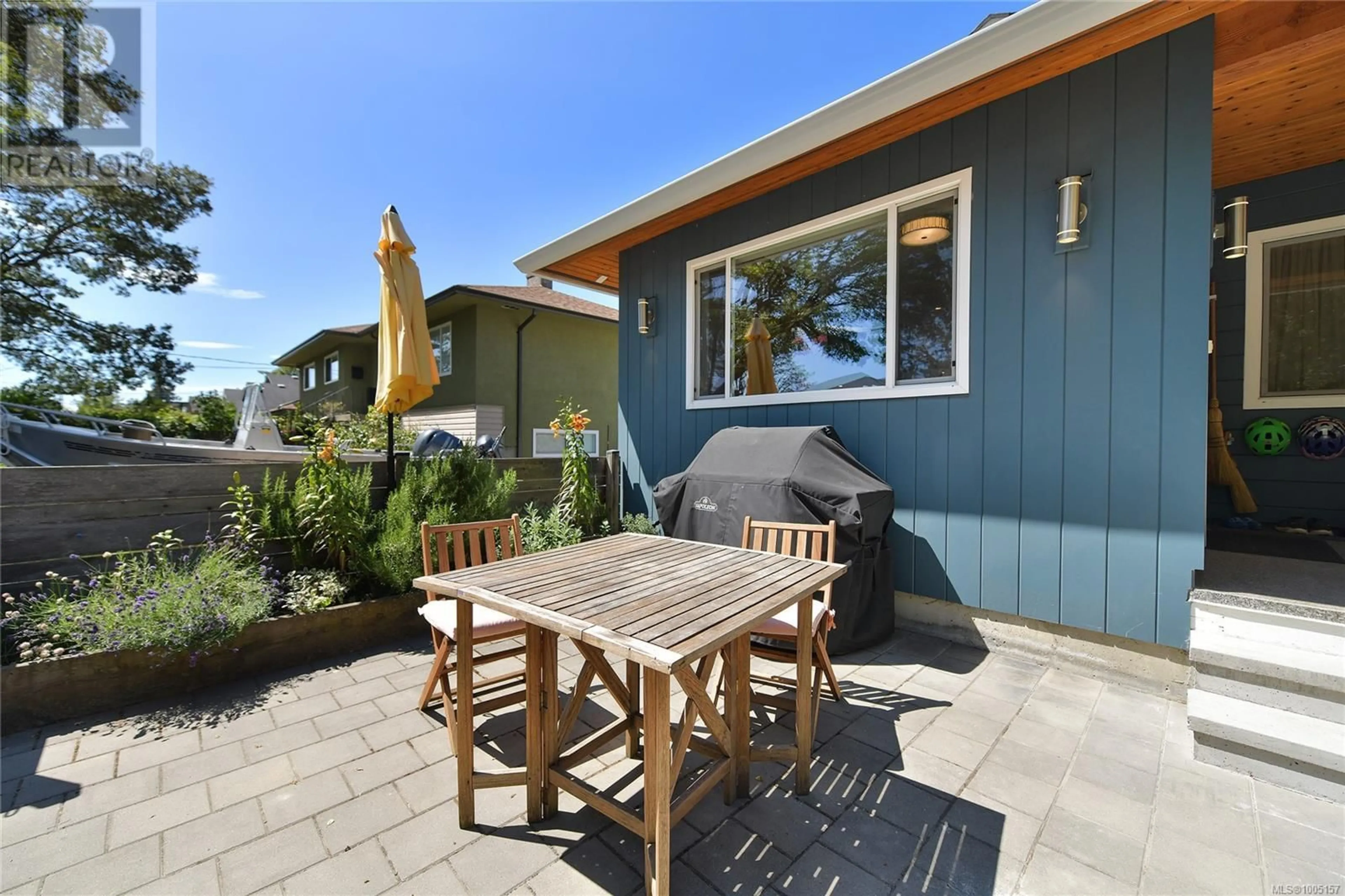 Patio, street for 916 LESLIE DRIVE, Saanich British Columbia V8X2Y5