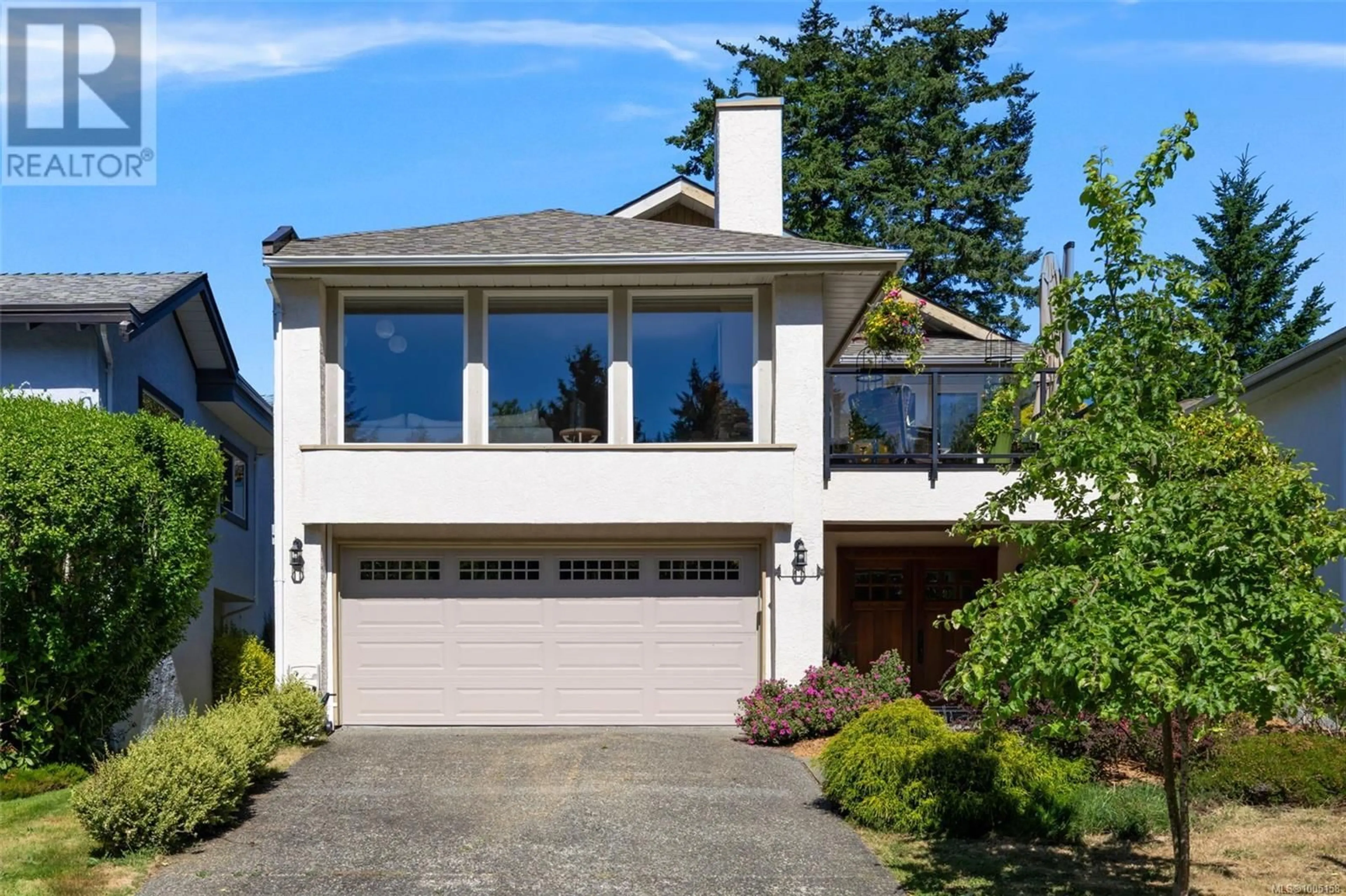 Home with vinyl exterior material, street for 4685 SCOTTSWOOD PLACE, Saanich British Columbia V8Y2Y1
