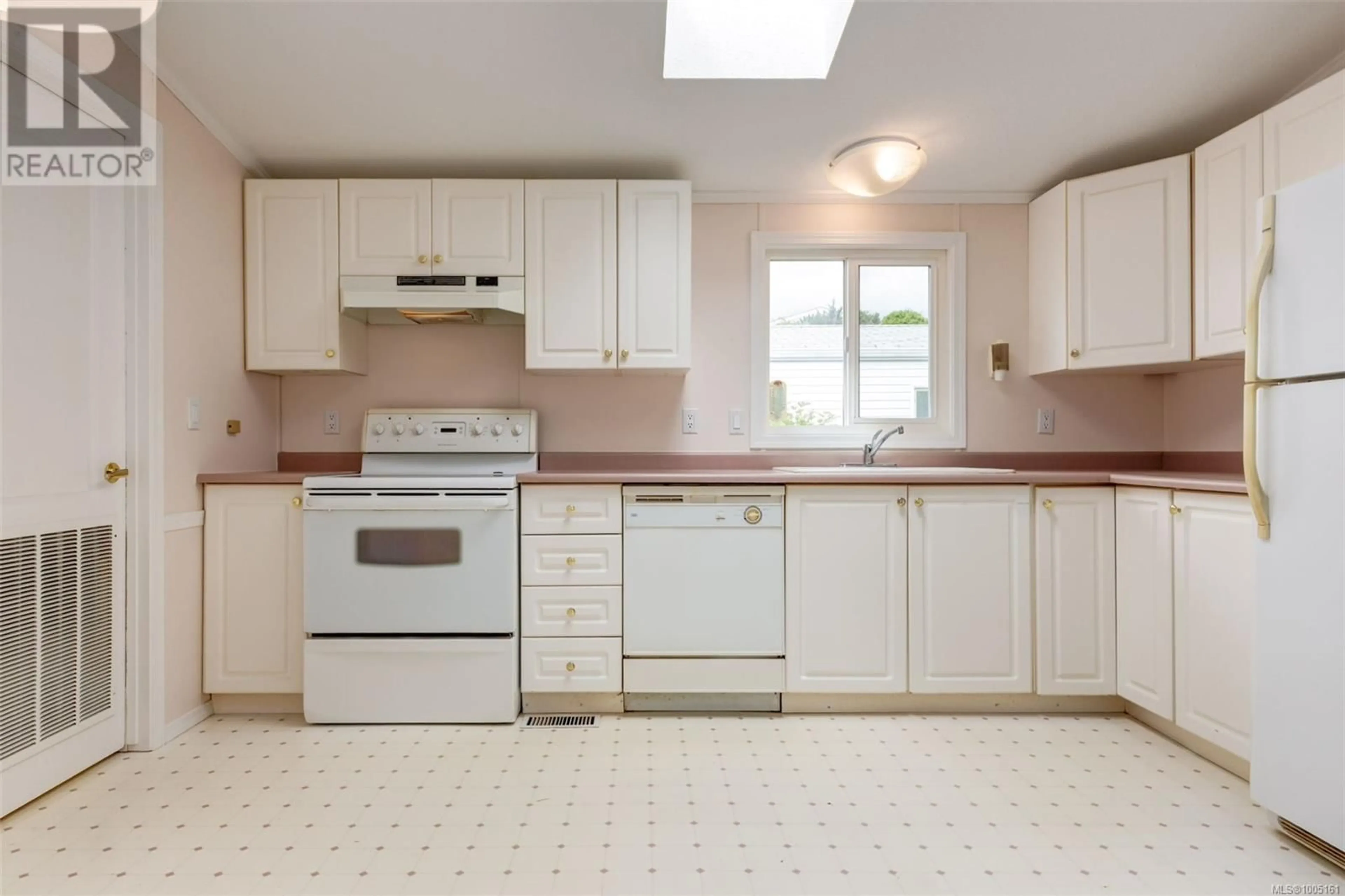 Standard kitchen, ceramic/tile floor for 1011 COLLIER CRESCENT, Nanaimo British Columbia V9R6K6