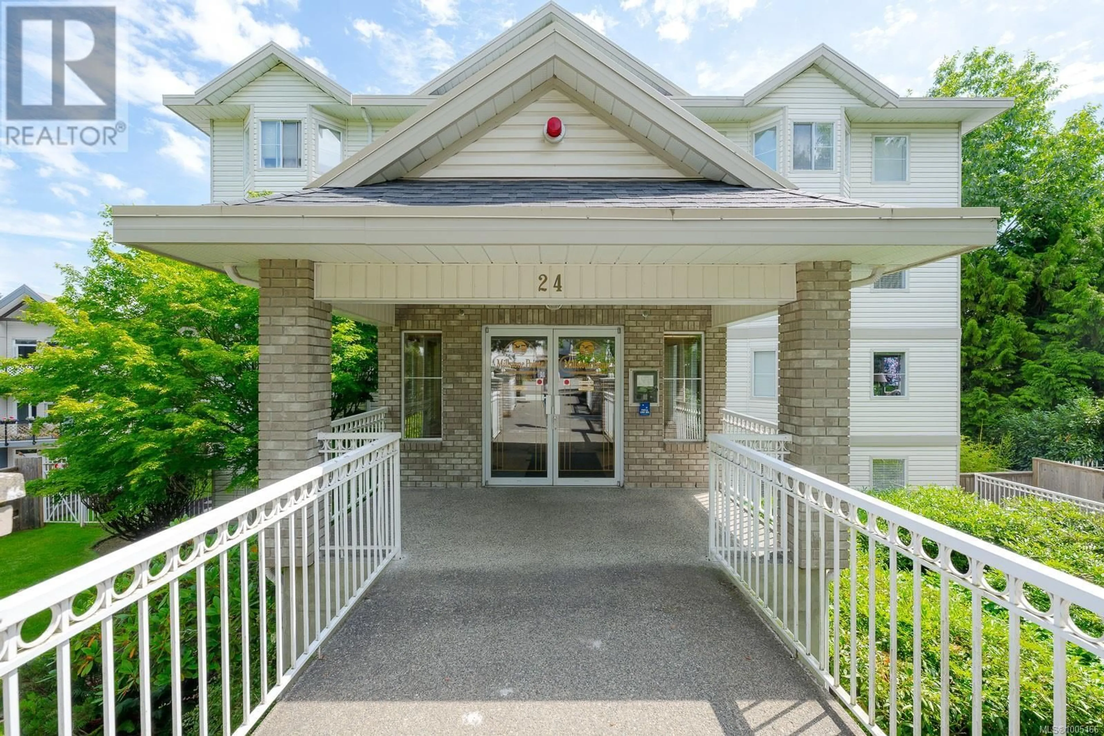 Indoor foyer for 301 - 24 PRIDEAUX STREET, Nanaimo British Columbia V9R2M4
