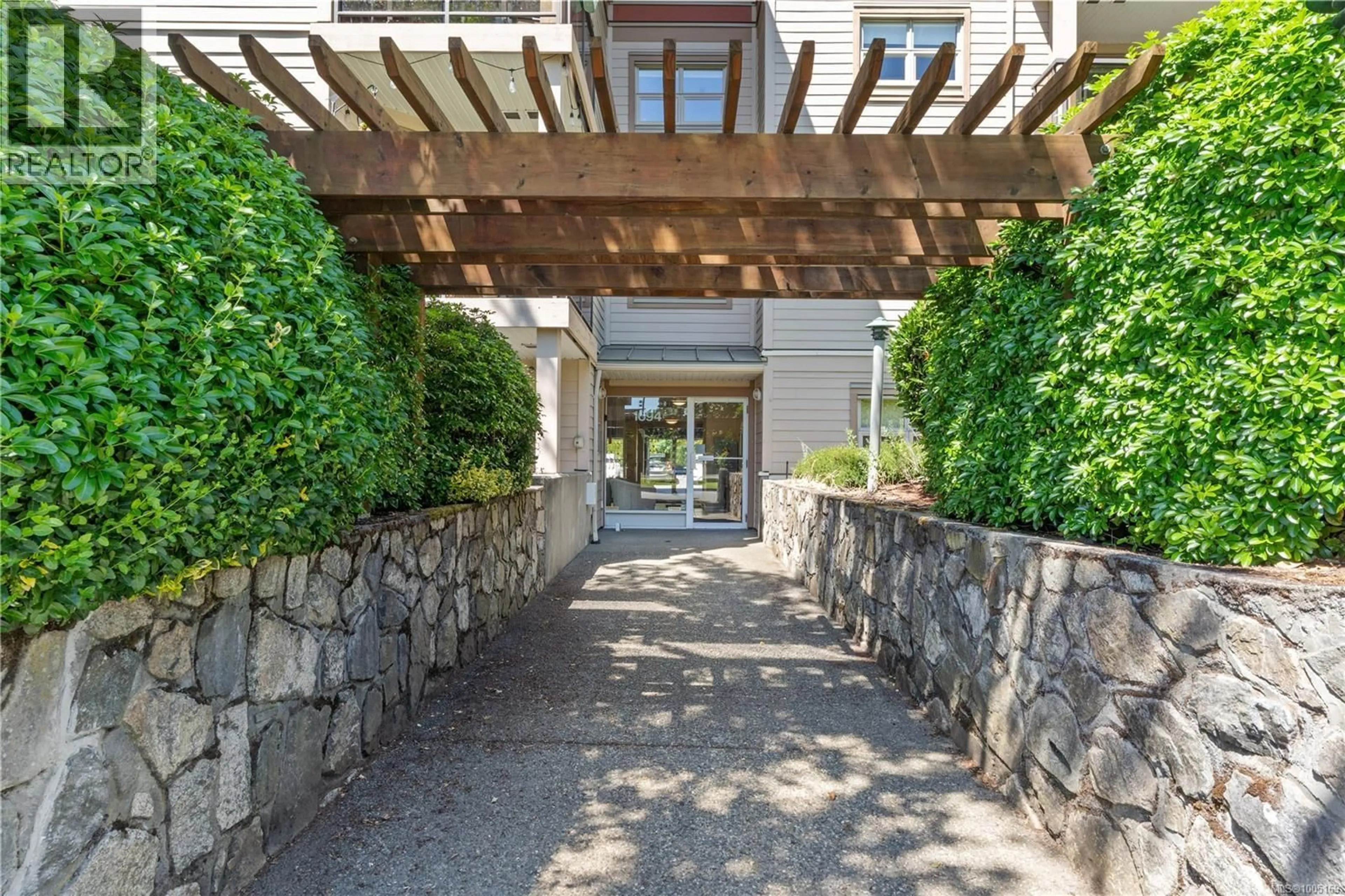 Indoor foyer for 102 - 1694 CEDAR HILL CROSS ROAD, Saanich British Columbia V8P2P7