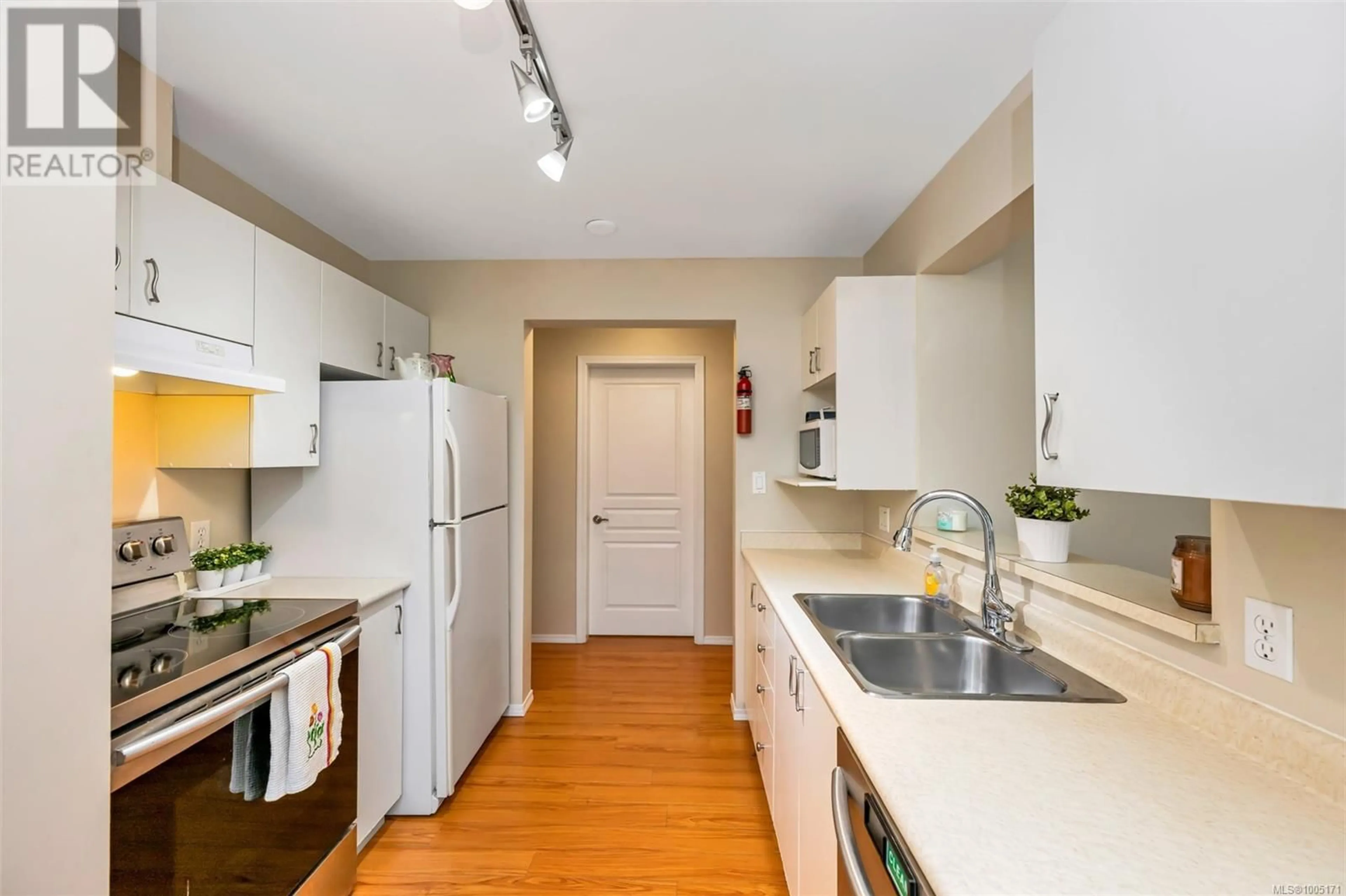 Standard kitchen, unknown for 102 - 898 VERNON AVENUE, Saanich British Columbia V8X2W6