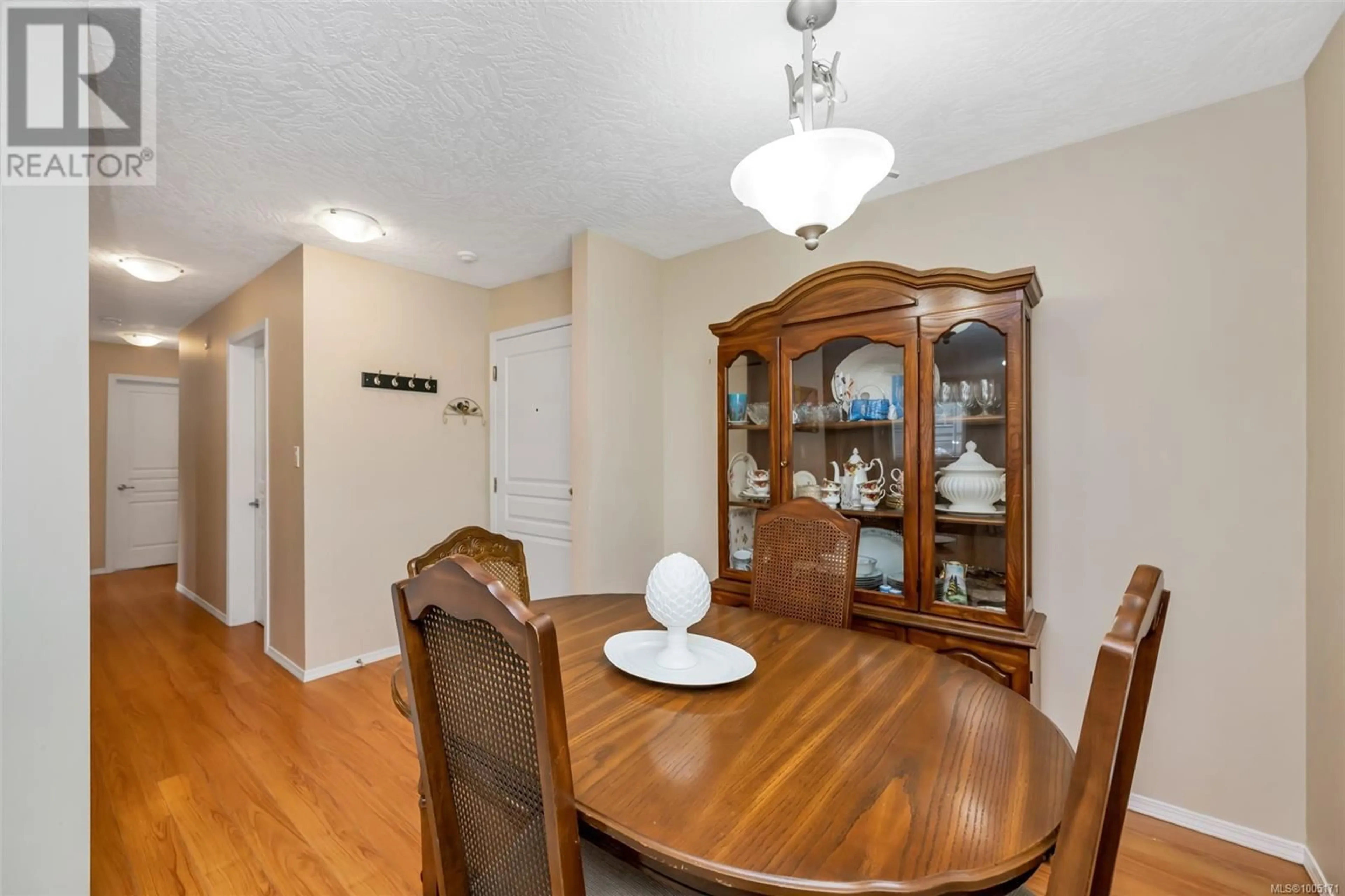 Dining room, wood/laminate floor for 102 - 898 VERNON AVENUE, Saanich British Columbia V8X2W6