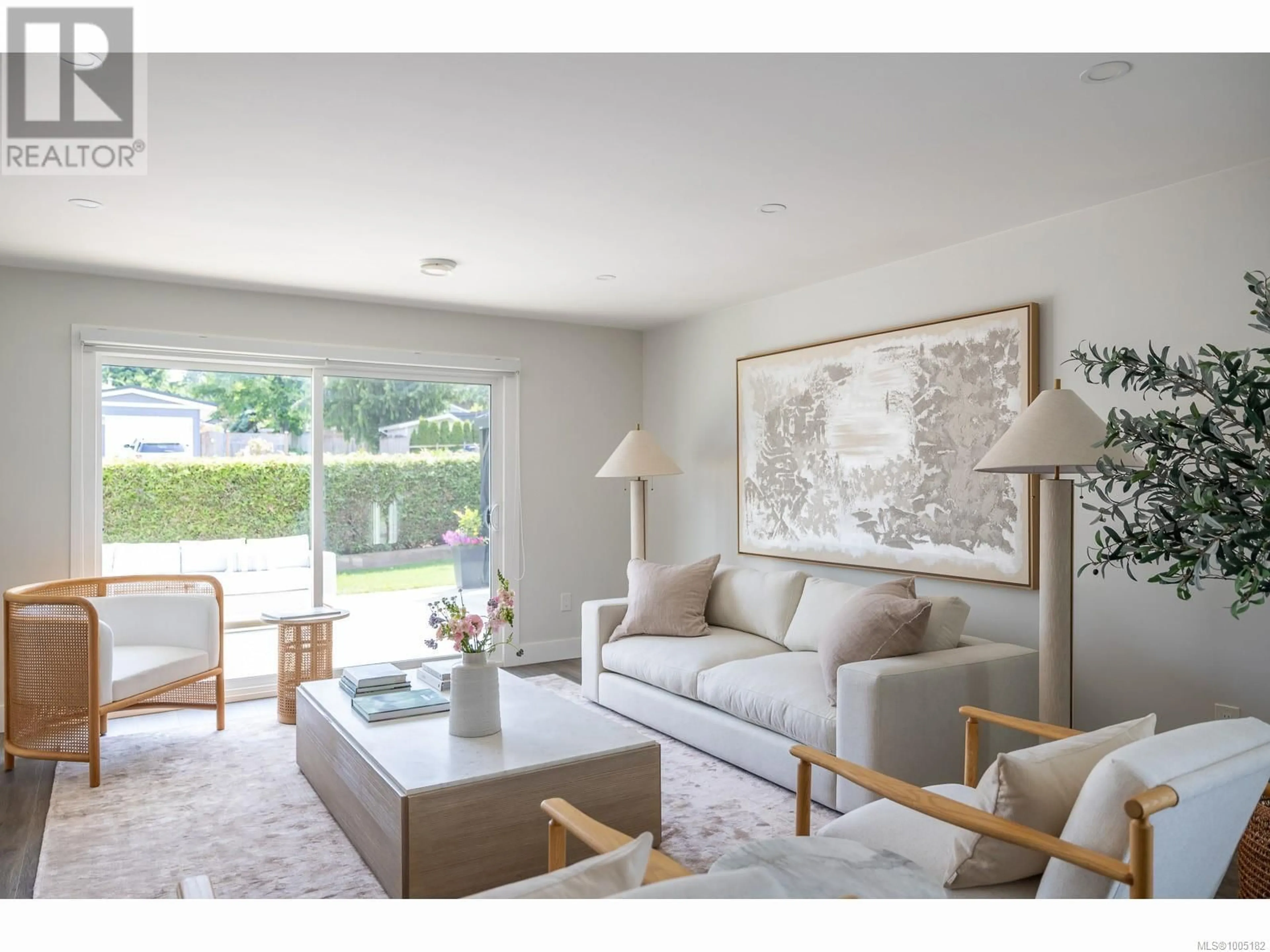 Living room with furniture, unknown for 185 SIXTH AVENUE WEST, Qualicum Beach British Columbia V9K1S1