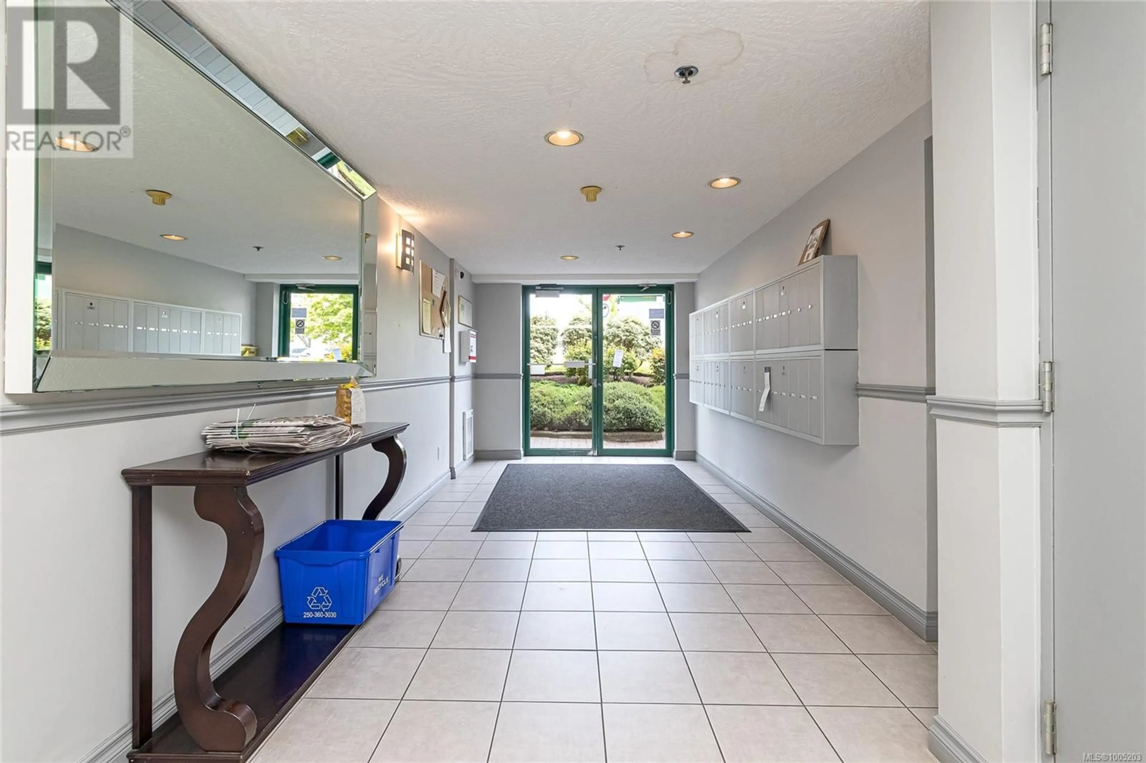 Indoor foyer for 207 - 3460 QUADRA STREET, Saanich British Columbia V8X1G6
