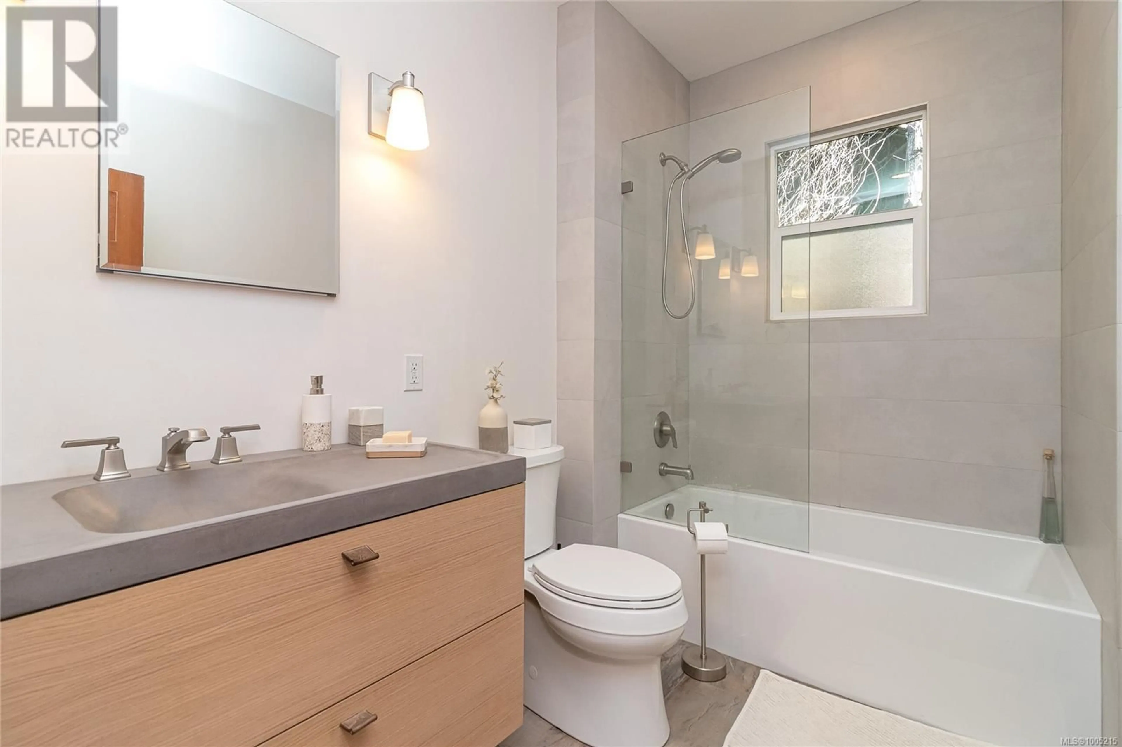 Standard bathroom, ceramic/tile floor for 2921 PRIOR STREET, Victoria British Columbia V8T3Y4