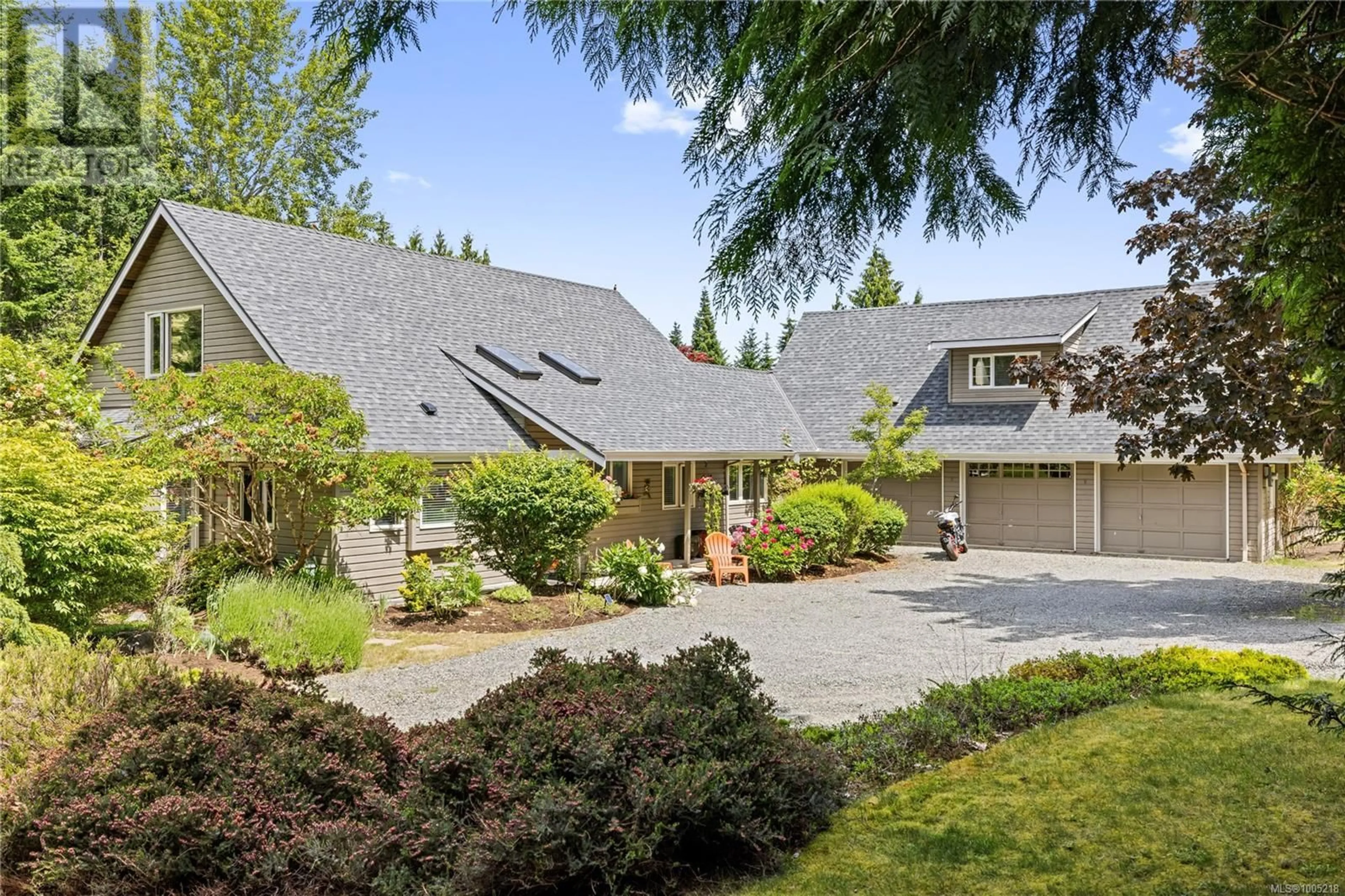 A pic from outside/outdoor area/front of a property/back of a property/a pic from drone, street for 455 FIRST AVENUE WEST, Qualicum Beach British Columbia V9K1J8