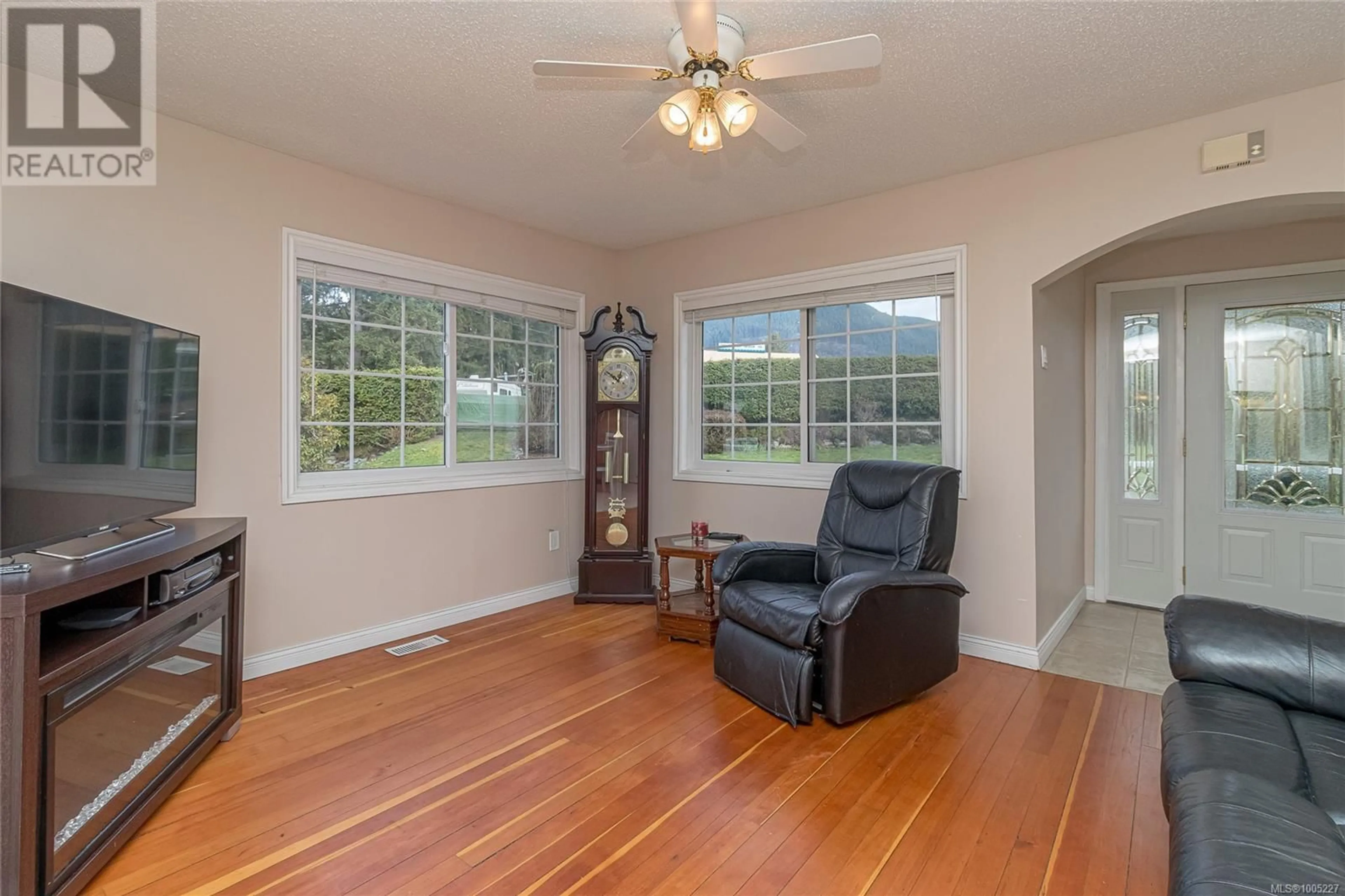 Living room with furniture, unknown for 28 COTTONWOOD STREET, Lake Cowichan British Columbia V0R2G0