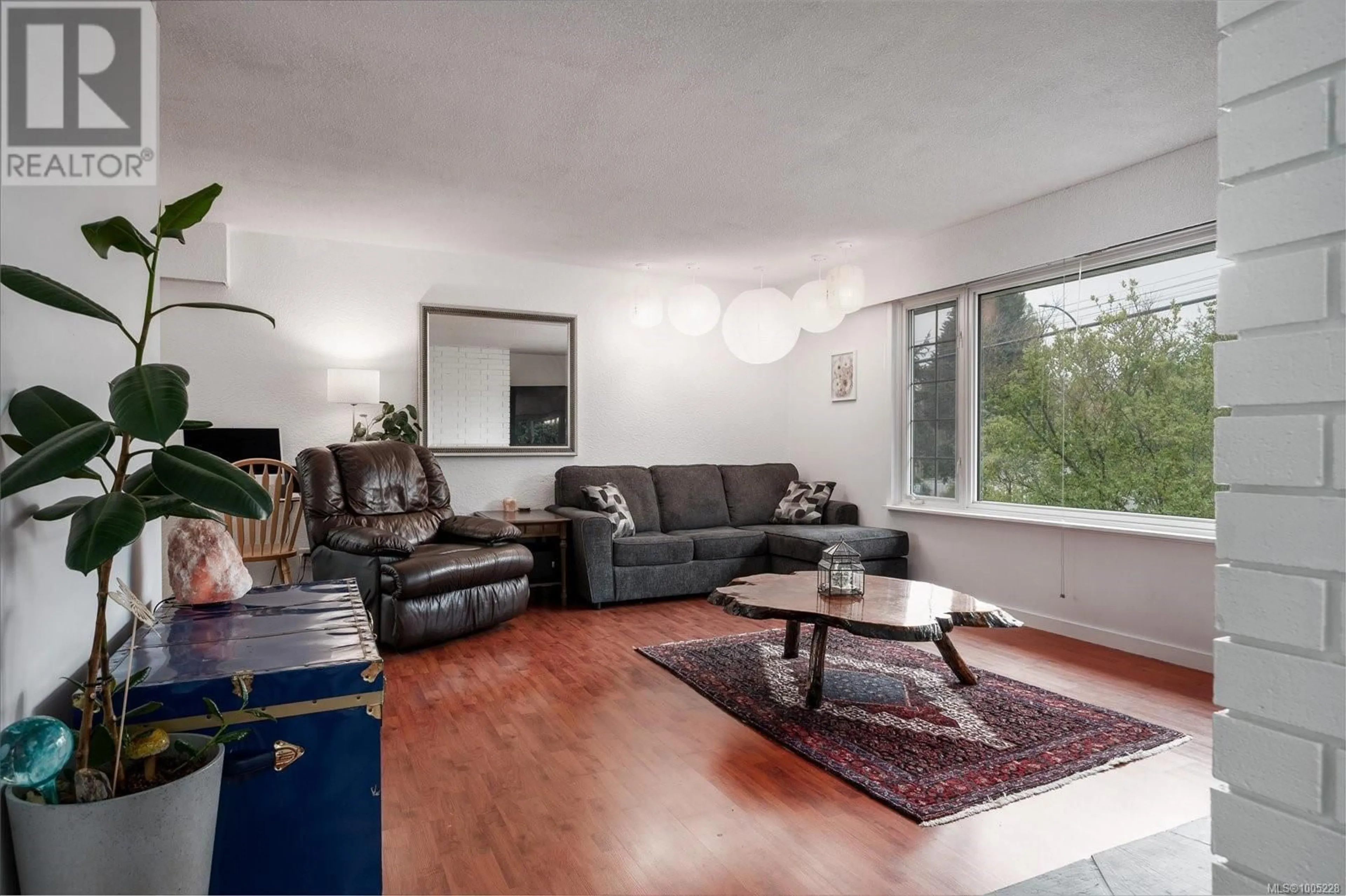 Living room with furniture, wood/laminate floor for 1925 MEREDITH ROAD, Nanaimo British Columbia V9S2M9