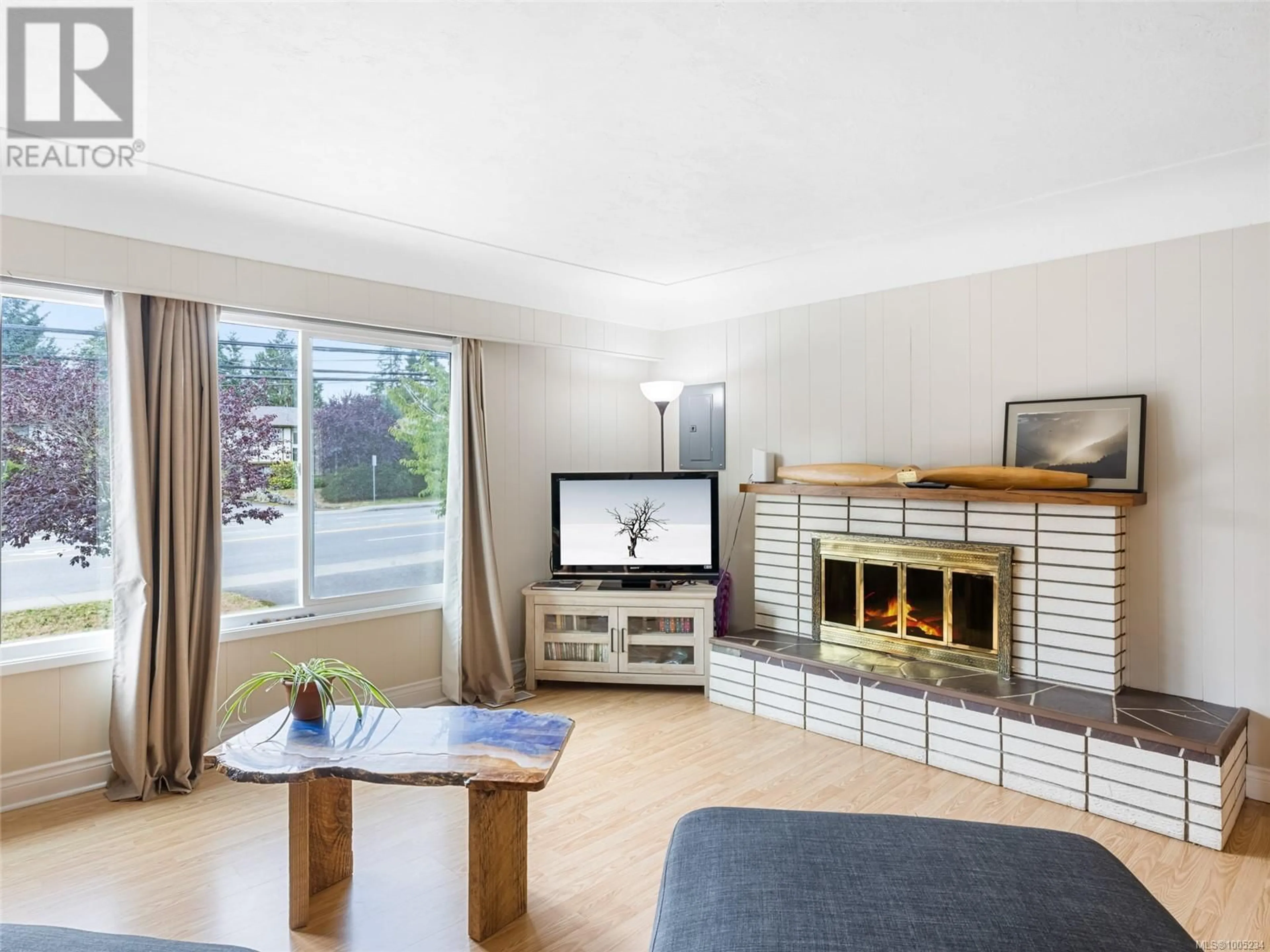Living room with furniture, wood/laminate floor for 6080 HAMMOND BAY ROAD, Nanaimo British Columbia V9T5M4